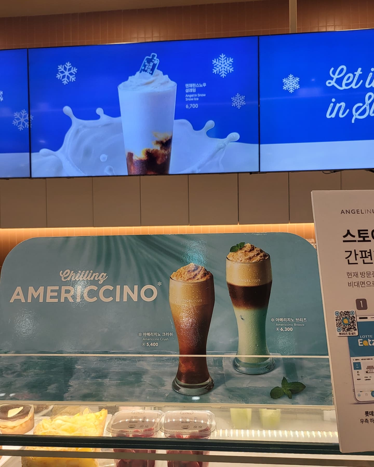#광고 
2시 행복의나라 무대인사 일정으로 김포공항 롯데몰 방문한 김에 엔제리너스의 화제작! 일명 뜨거운 냉커피로 불리는 엔제리너스의 아메리치노크러쉬를 마셔보았어요. 저는 카페인을 못마시기때문에 디카페인으로 변경! 시원하게 스무디처럼 갈아낸 아메리카노에 뜨거운 물을 추가해서 살얼음이 사르륵 올라오는 부분이 말 그대로 뜨거운 냉커피의 감성을 그대로 담아낸 느낌입니다. 쿨링크레마로 시원한 맛은 더욱 오래오래! 올 여름 시원한 냉커피 한잔 마시고 싶은 분들에게 추천드리는 메뉴에요!

현재 엔제리너스 공식 계정(angelinus_coffee ) 에서는 아메리치노가 필요한 순간을 공유 하는 리그램 이벤트도 진행중입니다. 롯데백화점상품권을 받을 수 있는 기회이니 뜨거운 냉커피 아메리치노크러쉬 한잔과 함께 리그램 이벤트도 참여해보세요~

https://www.instagram.com/p/C-oSMV5tQ5-/

#엔제리너스 #뜨거운냉커피 #아메리치노 #아메리치노크러쉬 #아메리치노브리즈 #뜨냉
#엔제리너스신제품 #커피메뉴추천 #카페추천 #엔제리너스메뉴 #커피 #아이스커피
