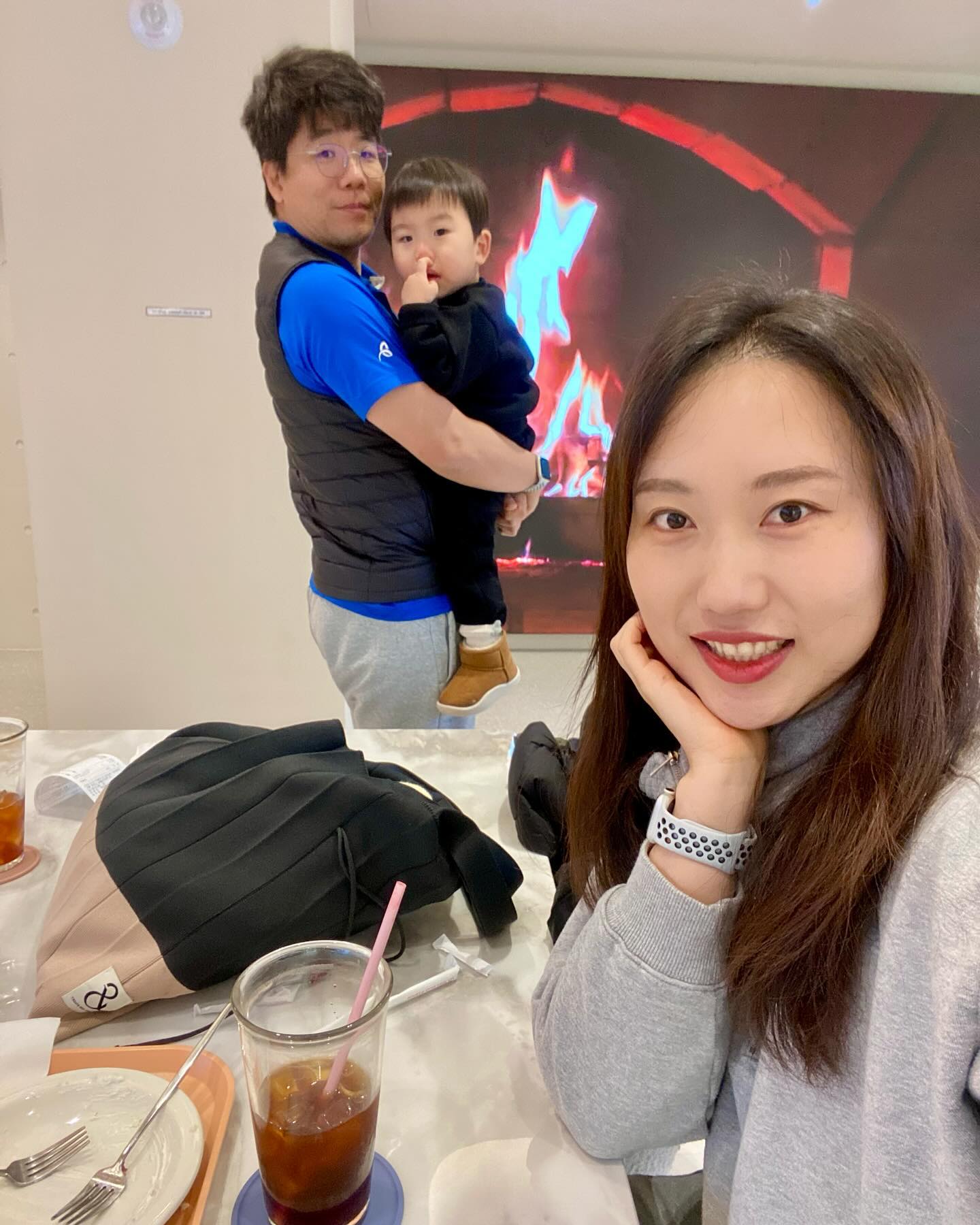 🎄
행복한 깨동이네 크리스마스 이브!

오랜만에 온가족 
사진에 모두 등장 👨‍👩‍👦

날씨가 조금 따뜻해져서
똔깨동 부자는 놀이터로,
나는 카페에서 커피☕️

#깨동21개월 #깨동이네
