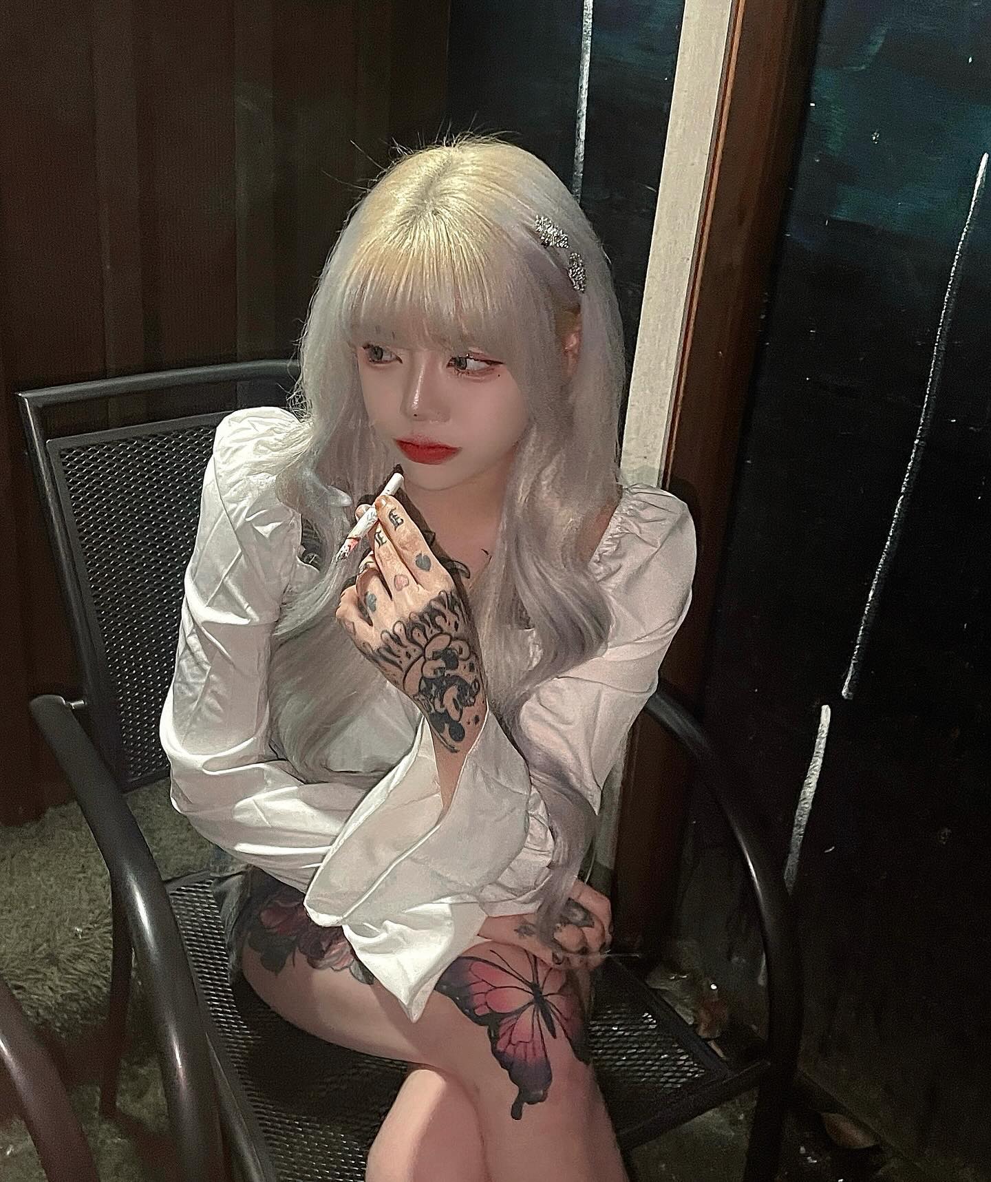 누나랑 맞담할까 😶