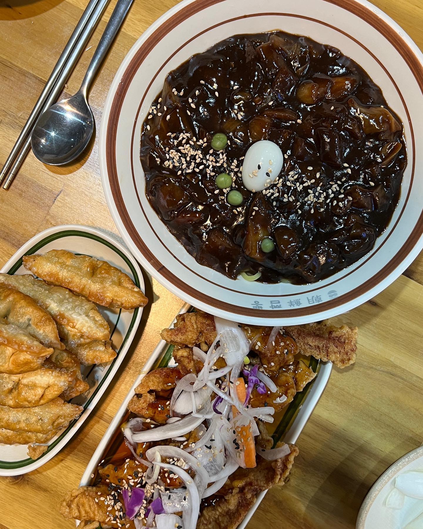 [수완지구 중화요리 조선짬뽕] #협찬 #광고

📍수완지구 조선짬뽕

​📍주소 : 광주 광산구 장신로19번길 6 1층

📍번호 : 0507-1404-8113

📍영업시간 : 매일 11:00 - 20:30/ B.T 16:00-17:00

📍내부 
▫️매장안은 깨끗하고 넚어서 좋았구요, 한쪽에는 셀프코너도 되어있어요 !

▫️ 위치는 수완먹자골목 황솔촌 근처에 있어요. 먹자골목이라서 주차할곳은 많아요👏👏

📍 포장 배달 가능❤️포장 배달 주문이 많이 오더라구요😋

📍 커플탕수육세트 주문했어요. 식사메뉴는 마음대로 고를수가 있어서 짬뽕밥이랑 중국집에 빠질수 없는 짜장면 ,군만두 이렇게 주문을 했어요.

📍 조선짬뽕 양이 어마어마👍👍야채 고기등등 아낌없이 듬뿍 들어가 있구요. 국물 찐하면서 텁텁함 없이 개운하고 얼큰하면서 진짜 맛있었어요.

📍 탕수육은 바삭바삭해서 소스가 있어도 먹을때 까지 바삭했어요. 탕수육에 들어간 고기 역시 생등심을 사용한다고 해요. 고기 두께도 두툼하고 질긴거 없이 잡내도 안나고 너무 맛있었어요💯💯

#광주중식 #광주짬뽕 #광주중식당 #광주중국집 #중화요리 #광주신상맛집 #리뷰노트  #광주 #광주여행 #daily #일상 #소통 #광주맛집 #광주핫플 #먹스타그램  #집밥 #홈스타그램 #한식 #백반 #홈쿡 #쿡스타그램 #요리스타그램 #요리 #저녁밥상 #아침식사 #점심메뉴 #수완지구맛집 #수완지구카페