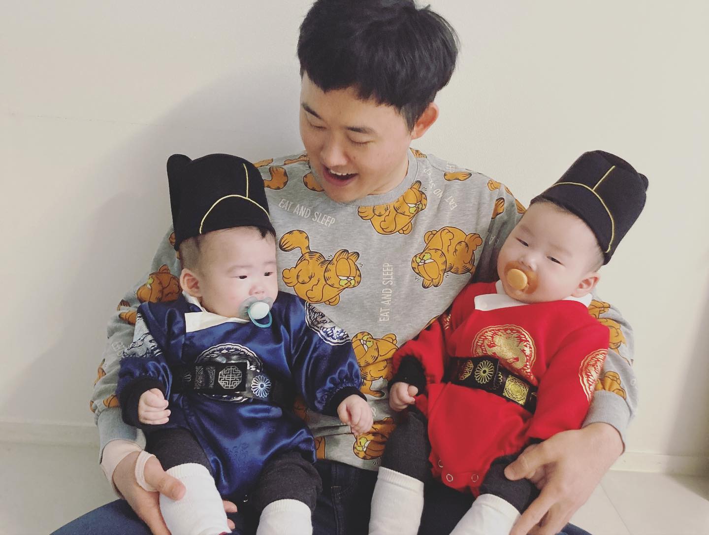 많이 컸네 울 애기들💕
같은 옷 이젠 똑 맞네
올 해도 쑥쑥크고 건강하쟈

#쌍둥이 #쌍둥이육아 #아들쌍둥이 #알러뷰쌍둥이 #왕세자한복 #새해복많이받으세요