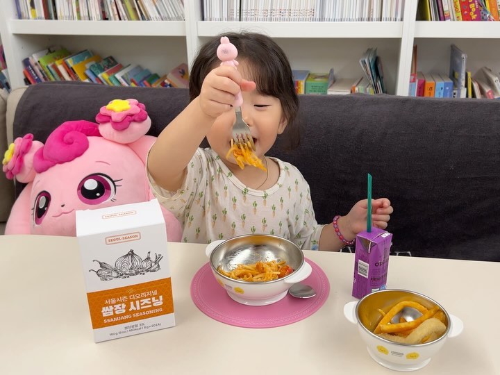 #광고

채희 방학특식 만들어준다고
이것저것 꺼내서 만든 로제파슷하🍝

쌈장시즈닝이 들어가니 우리채희 입에 꼭 맞다네요😋

✔️감칠맛 폭발! 쌈장의 맛 완벽재현
✔️1포 23kcal! 다이어터도 부담없는 칼로리
✔️위생적이고 휴대하기 좋은 스틱포 타입
✔️양념, 만들지 마세요! 간편 요리 뚝딱
✔️5세대 유산균 파라바이오틱스 함유
✔️식이섬유, 칼슘, 칼륨 등 각종 영양소 함유
✔️해썹 등 안전하고 위생적인 제조시설

#서울시즌 #쌈장시즈닝 #어린이쌈장 #후리가케