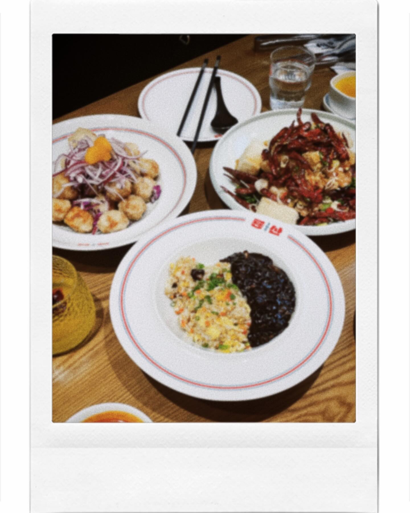 #광고 이촌역에 위치한 고급스러운 퓨전 중식당 #룡산399
매장이 깔끔하고 룸도 있어서 프라이빗하게 즐기기 좋은 중식당 소개합니다🍜

동글동글 탕수육은 육즙 가득하고 부드러워서 한입에 쏙쏙 계속 먹게되고, 새우볶음밥도 진짜 맛있어서 숨은 히든메뉴로 등극…
대표 메뉴인 고추유린기는 바삭쫀득한 닭튀김과 매콤한 특제 소스 조합이 너무 좋아서 제가 제일 맛있게 먹었던 메뉴 …🩶 

양도 푸짐하고 전체적으로 맛있어서
어떤 음식을 시켜도 실패가 없는 곳🤎

#용산맛집 #신용산맛집 #국립중앙박물관맛집 #국립중앙박물관 #룡산399