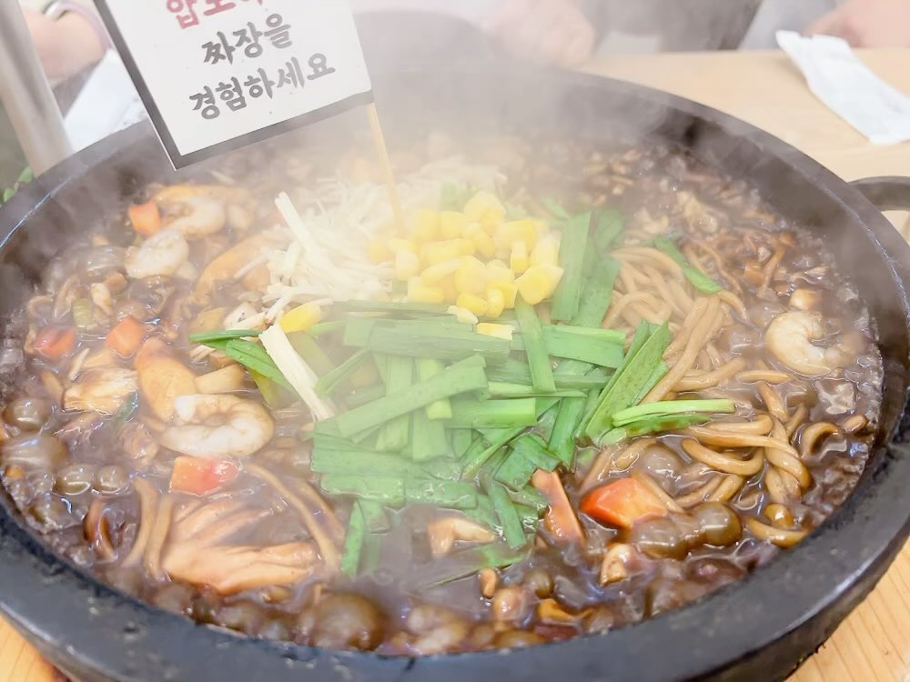 짜장&짬뽕 내맘속1위인 맛집
#짬뽕작전 #신방동통정지구 #신방동맛집  #통정지구맛집
친구에게 짬뽕작전 돌짜장,돌짬뽕 맛보여준 뒤
친구가 딴 지역에서 타업처 돌짜장 먹곤 맛버렸다고함
짬뽕작전이 원조맛집❤️ 
짬뽕작전 돌판에 지글지글 눌은 부분 진짜 짱맛👍👍👍
시작부터 공깃밥 말아드셔보세요!

새로 맛본 백짬뽕
나가사끼스탈 🫶 맵찔이도 맛있게 먹을 수 있는 맛