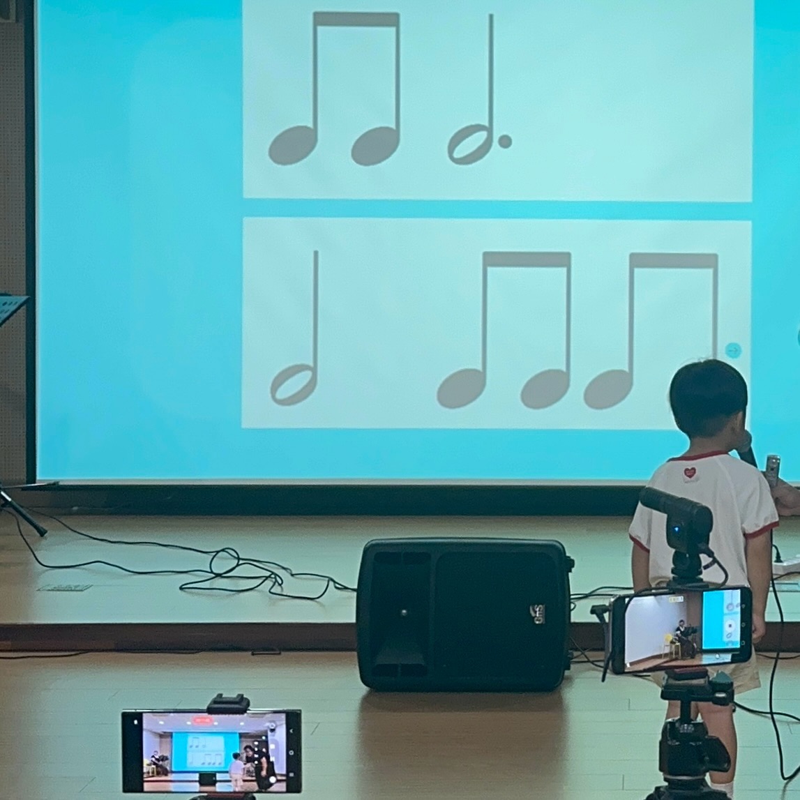 지난주 도서관 투어 역순
10. 블랙라이트 인형극 종이아빠
9.8.7. 소복이 작가님의 <왜우니? > 원화 전시
6.5.4. 아이들이 좋아하는 것들이 가득가득!!!
3. yelin_yeseo_love 함께 🫶
2. 음악회 🎼🎻🎹 #동하의문화생활 🩷
1. 동하 손 들고 나가서 문제 맞추고 상품 받았다 🤭