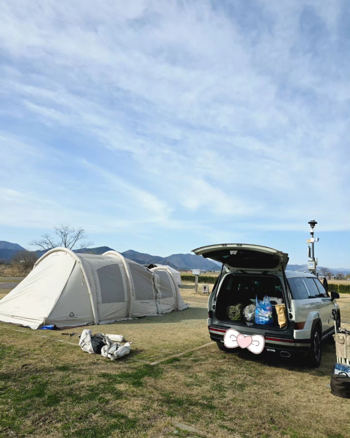 🏕
3.1 우리가족 첫 캠핑!

서울에서 캠핑 장비없이 따라만 다니다가
장비를 하나, 둘, 스물여섯, 스물일곱개 사고있네?
분명 감성캠을 꿈꿨는데,
현실은 생존캠이다ㅋㅋㅋㅋㅋ
11개월 아가도 어묵 잘 뜯어 먹고 있고 😅

제대로된 사진도 없고 해서
업로드를 고민 고민하다 
처음을 기념하며 느즈막히 올려봄.

화명오토캠핑장
지푸라기 천국이였지만,
가깝고, 이웃이 캠크닉존에 오기에도 좋다.
난 아기 보느라 불멍 근처에도 못갔지만,
그래도 그냥 좋았다.

주환이 초딩되기전에 해외여행 보내주려했는데,
채린이 동행이니 말처럼 쉽지가 않네..
대신 우리 제2의 집을 마련했으니
즐겁게 즐겨보자 🤗

#캠린이 #텐트치다해짐 #알마센 #알마센에어텐트 #점점익숙해지겠지 #캠핑 #가족캠핑 #돌아기캠핑 #성공 #jang1829