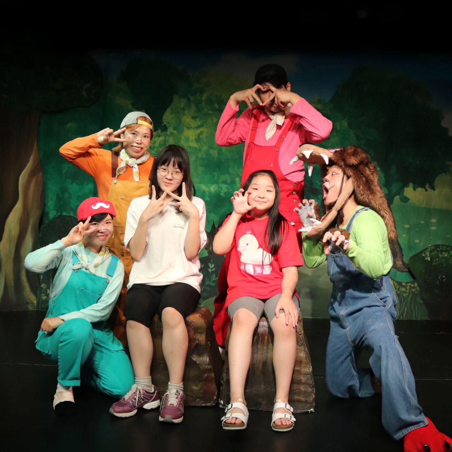 #청주공연 #청주가족여행 #청주어린이공연
#청주가족공연 #소극장쇠내골 #아기돼지야준비해
#청주어린이뮤지컬 #청주가족뮤지컬 #청주가족공연
.
두번째 방문 #청주소극장 #소극장쇠내골
한시간 넘는 시간이 어떻게 간지 모름
.
#배우조재문
우리 아이들 한눈에 알아봐주시고
여기저기서 나타나서 쉴틈없이 놀램 ㅋㅋ
.
유아들 보기 딱 좋은 공연인데 한시간 넘게
물개박수 치면서 내가 더 잼나게 관람 ㅋㅋ
역시나 보러 가길 잘했다며
가을에 또 만나요!!