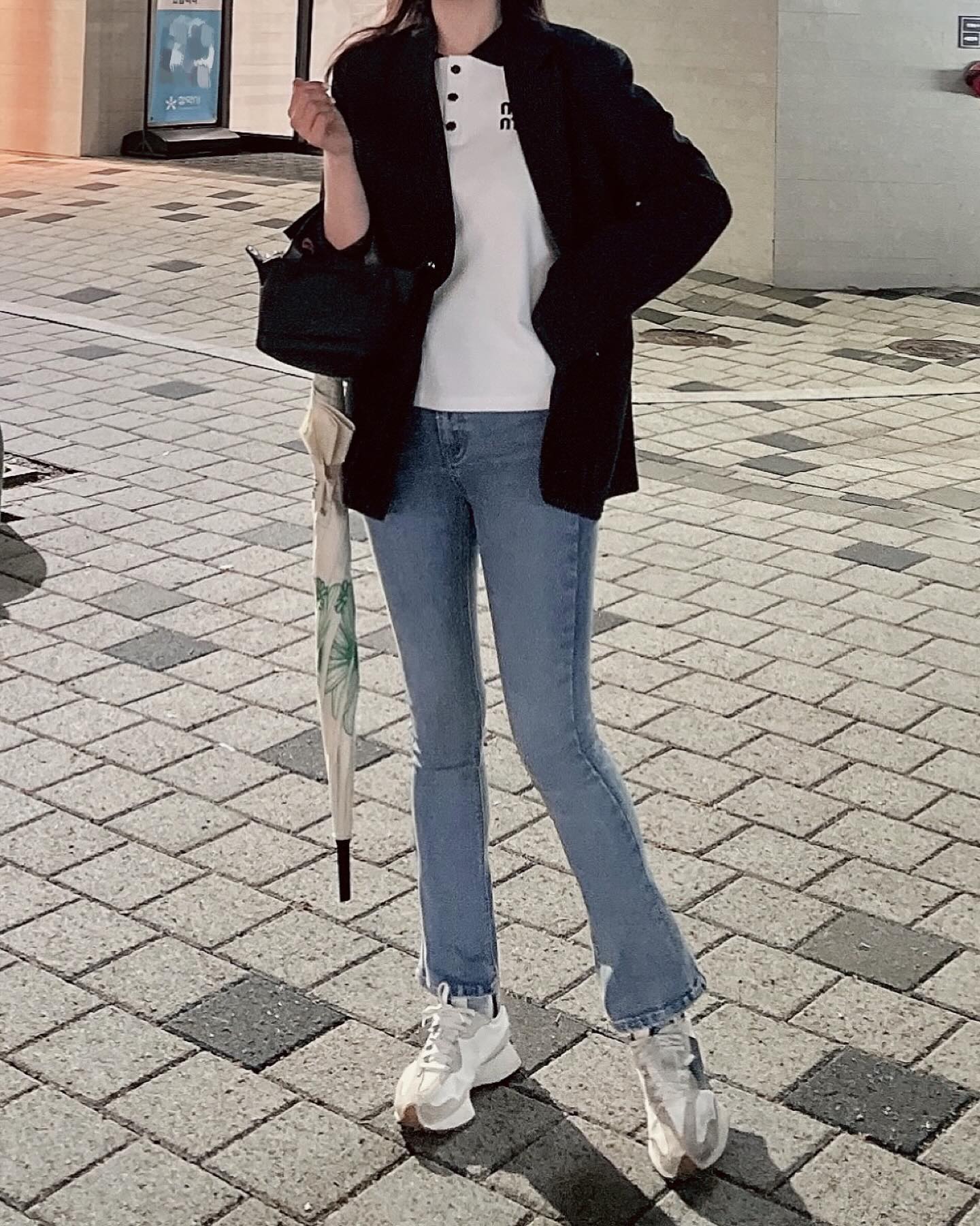 청바지는 편하기도 하지만 핏이 그대로 드러나서 
어떤 제품을 입냐에 따라 느낌이 많이 달라지죠💙

골반 패드가 들어있는 #피치핏 제품에 대해 처음 들었을땐
핏은 예쁠것 같은데 활동하기는 좀 불편하지 않을까..?
생각이 들었지만 생각과 다르게 하루종일 입고 다녀도
너무 편해서 놀랬습니다🫢 feat. 스판기 낭낭 

인위적일것 같다는 선입견도 있었는데(의심 많은 잇팁..)
생각보다 훨씬 자연스럽게 예쁜 라인을 만들어주는 제품이라
캐쥬얼한 착장에도 오피스룩에도 다 잘 어울려서 손이 자주 갈것같아요!

이왕 입는 청바지 좀 더 예쁘게 입어보겠습니다🫶
.
.
.
.
.
.
.
#협찬 #골반필러진 #직장인스타그램 #청바지추천 #직장인출근룩 #여자데이트룩 #청바지코디 #오늘은뭐입지 #니니_출근룩 #옷스타그램 #패션스타그램 #dailylookbook #ootdkorea