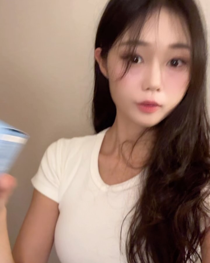 #제품협찬 #닥터로하스 #히알루론산 #피부광채 #탕후루피부 #탕후루광 #수분필러영양제 

dr.lohas 

https://tinyurl.com/3ach2e8p

히알루론산 영양제 • • 🩵
피부도 먹는게 중요한데 히알루론산을 매일 섭취하니깐 요새 진짜 달라진게 느껴진다 ,, 

보습제품 듬뿍 발라도 예전같지 않았는게 이거 먹고 다시 촉촉해져서 너무 체공 
알약 크기도 너무 크지 않아 먹기도 편하고 들고 다니기에도 짱 >< ,, ✨🤍