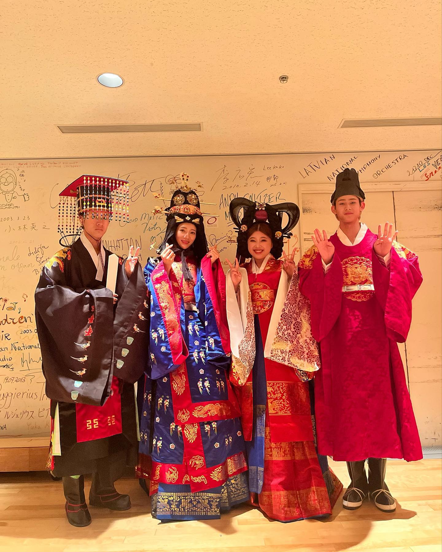 나의 일본 팀원들❣️

팀원을 마주하고 , 본인들이 착용해야할 한복에대한 설명과, 표현해주어야할 느낌과 행동을 전달해주었다.
옷도,머리도 무거울텐데 웃으며 괜찮다고 엄지척들어주는 아이리상!!
그리고, 준비하는내내 서로 어깨힘빼고 자세맞춰주며 늘웃던 하루키상!
마지막으로 우리‘왕’ 리쿠상! 무대 잘마쳐주었는데 끝나고 나에게와서 워킹이빨라진거같다 죄송하다며 날울컥하게만들었다 

팀사진을 못찍고있다가 , 쇼끝나고 드디어남겼던사진! 다들너무그립고 언젠가 만날수있기를🧡

+왕,왕비팀 단체샷! 무대에선 근엄,내려와선 해맑은귀여미들
+무대하러가기전 마지막 엘레베이터인원들 오프닝멤버와 당의멤버들 ☺️
————————————
⚠️ 대한선 유사대회가 너무많이생기고있어요 
타대회랑 차원이다릅니다. 유사주의!!!

대한선 해외패션쇼는 정.부.초.청 으로 가는것이며

왕복항공권, 숙박, 화보촬영, 헤어메이크업, 한복, 차량, 의전 모두 무료 제공!! 👍🏻

**대한민국한복모델선발대회
korea_hanbokmodel 
jeong_samuel_ 
**일본 한복패션쇼 한복디자이너선생님
korea_hanbok 
designer_hameunjeong 
**일본 한복패션쇼 사진작가님 
lim.junseong_ 

**일본대표 대한선한복모델
janagil__ 
pak.s.m 
i_am_jy92 
luvvbom 
im_yeoony
