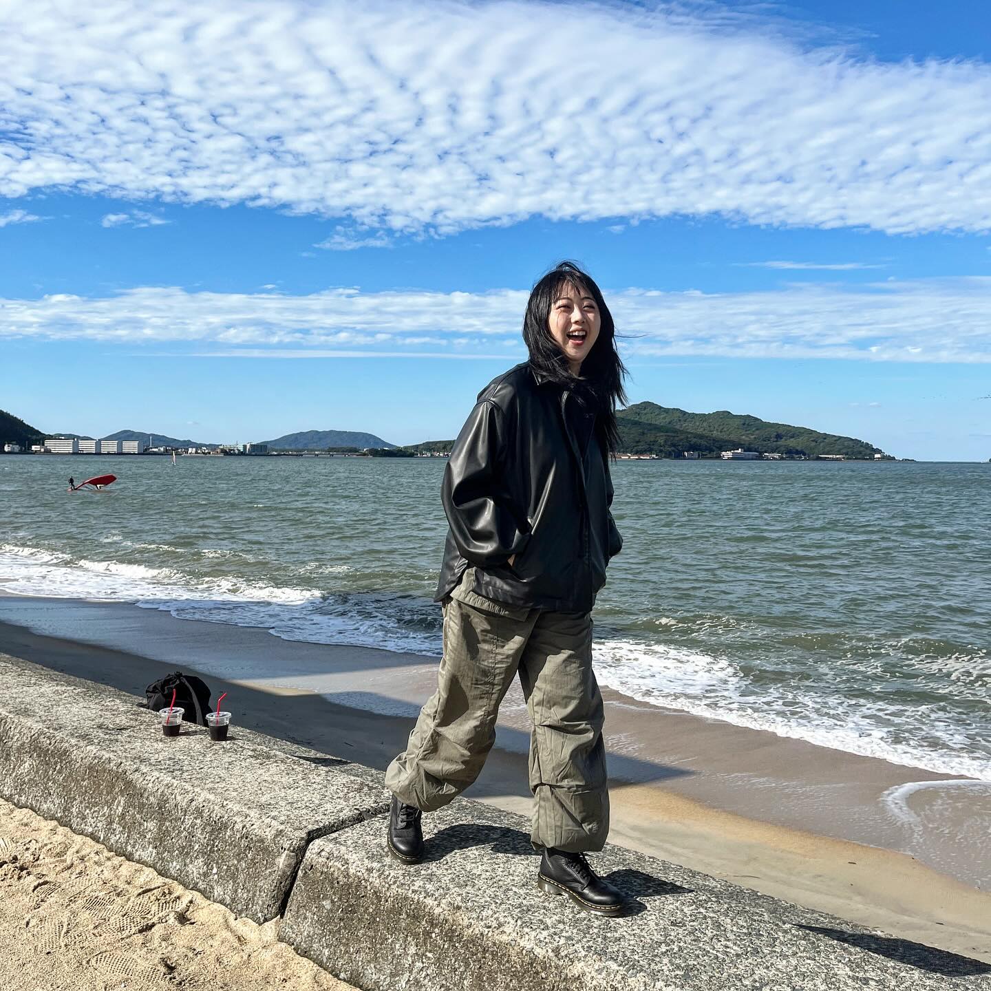 ⠀
번아웃, 무기력함에 지쳐 절실했던 저는
23년 첫 해를 보면서 빌었습니다
’새로운 해의 시작을 알려주는 
위대한 태양, 그리고 하늘이시여
올해 저의 목표는
발등에 불 떨어진 사람처럼 살자 입니다
내일이 없는것 처럼 앞만 보며 하루가 후회없이
일만 하며 살테니 저의 이 다짐이 한 해동안
무너지지 않도록 저를 깨워주세요‘
⠀
길고 길었던 번아웃을 깨부셨던 2023이었습니다
⠀
달려오는 동안 단 한번도 무너지지 않았던것 같아요
근데 그 안에 제 마음가짐도 있지만
주변을 돌아보니 응원해주고 지지해주고,
저를위해 버팀목이 되어주었던
많은 분들이 있다는걸 더 절실히 알게되었어요
⠀
아마 제가 무너지지 않도록
매일같이 깨워주는 해는 제 주변의
모든 소중한 분들 이었다고 생각합니다
⠀
한 해도 감사했습니다
24년은 내면적인 건강, 많은 지혜와 지식을 쌓아
제가 여러분의 해가 될 수 있도록
저를 갈고 닦아보겠습니다
⠀
⠀
24년 새해 복 많이 받으세요🫡🤍