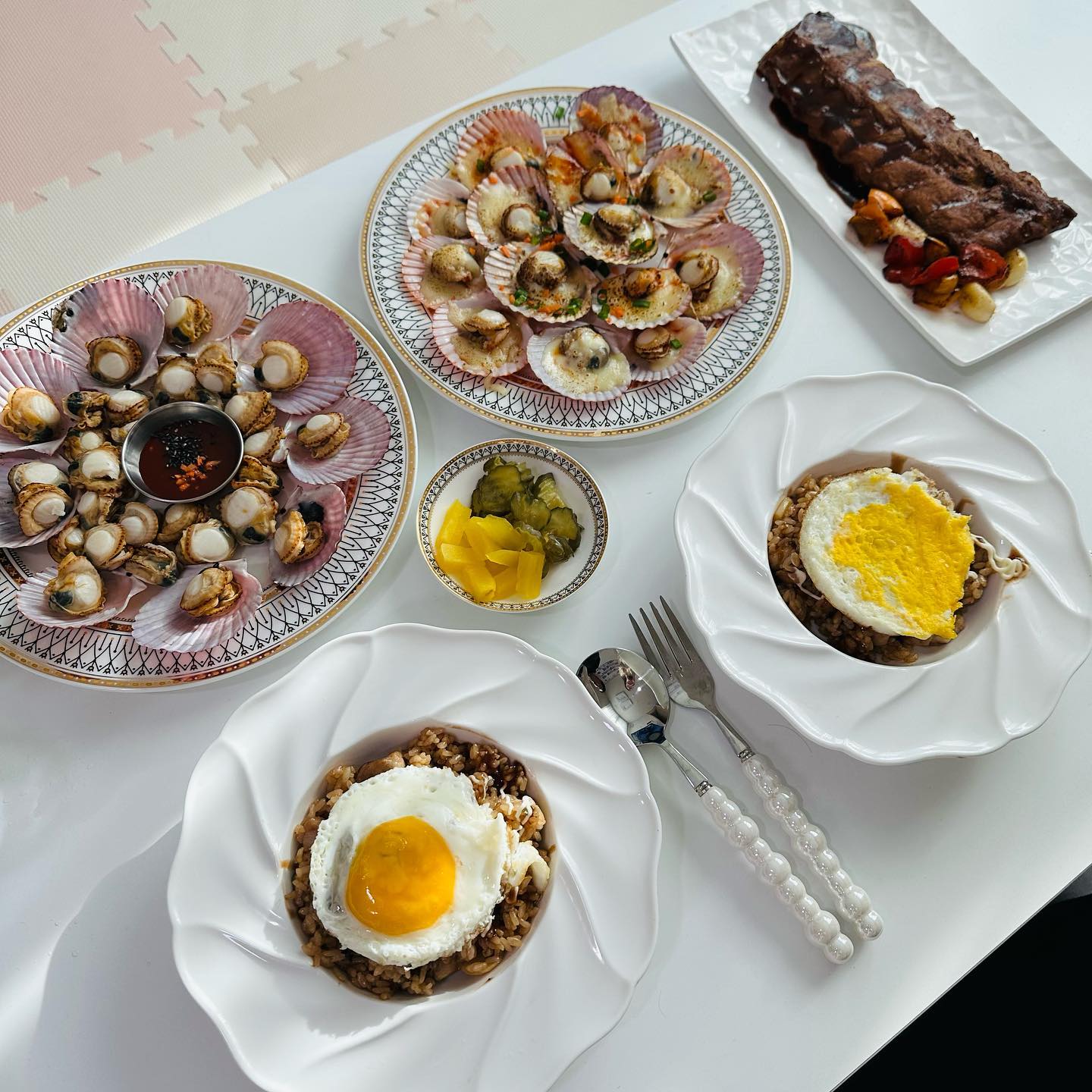 ⠀
⠀
요즘 운동다니느라 바쁘단핑계로
오랜만에 요리피드 업뎃 😙🍽
⠀
홍가리비가 통통하길래 가리비쪄서
가리비찜이랑 치즈구이 만들깅 🐚
⠀
폭립에 등심 필라프해먹었는데
생각보다 가리비랑 넘 잘어울린다😚
⠀
⠀
✔ 등심필라프 🍛
　- 필라프 양념: 굴소스:스테이크소스 2:1.5비율
　① 고기를 키친타올로 닦은 후 소금과 후추로 밑간한다.
　② 쪽파를 기름두른팬에 넣어 파기름을내준다.
　③ 편마늘을넣고 밑간한고기를넣어 익을때까지 볶아준다.
　④ 밥을넣어 섞어주고 양념해준다. (입맛에따라조절)
　⑤ 어느정도 밥이 섞이면 버터를 한조각넣어 완성한다.
⠀
⠀
🍛 #등심필라프
🍖 #폭립
🐚 #가리비찜
🧀 #가리비치즈구이
⠀
⠀
⠀