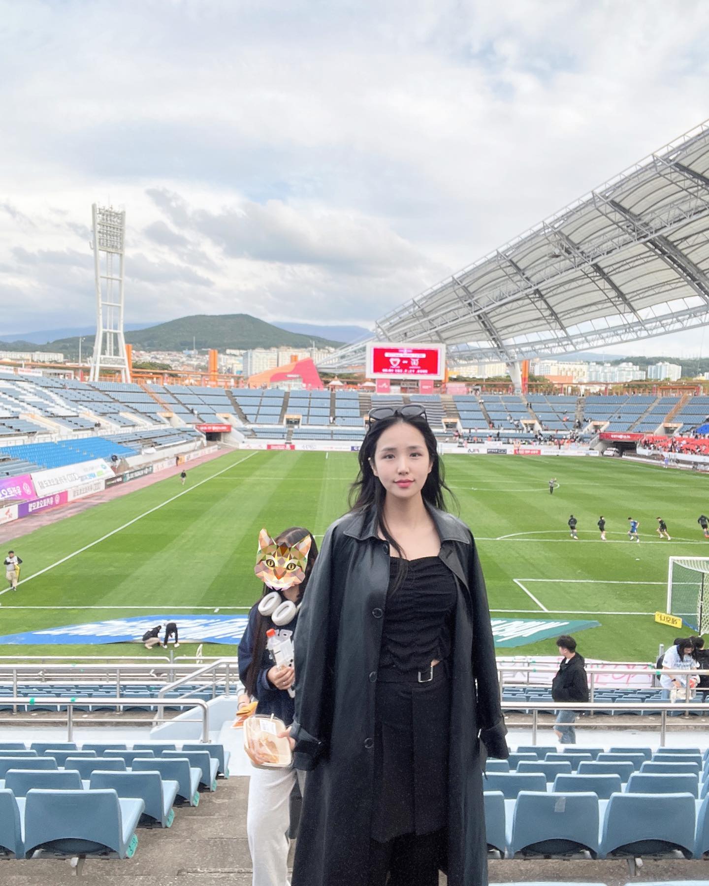 지난번 제주에서 열린
수원삼성 vs 제주

축구왕 남편 만나니 
제주도로 축구보러가고
술취해서 나도 모르게
수원삼성 응원가 불러서
엄마와 승호에게 큰웃음 안겨줌..
😃
오늘은 잘하다가 왜 무승부🥹

#수원삼성 #수원삼성블루윙즈 #수원삼성블루윙즈🔵⚪🔴 #수원삼성블루윙즈🔵⚪️🔴 #축구경기관람 #제주월드컵경기장