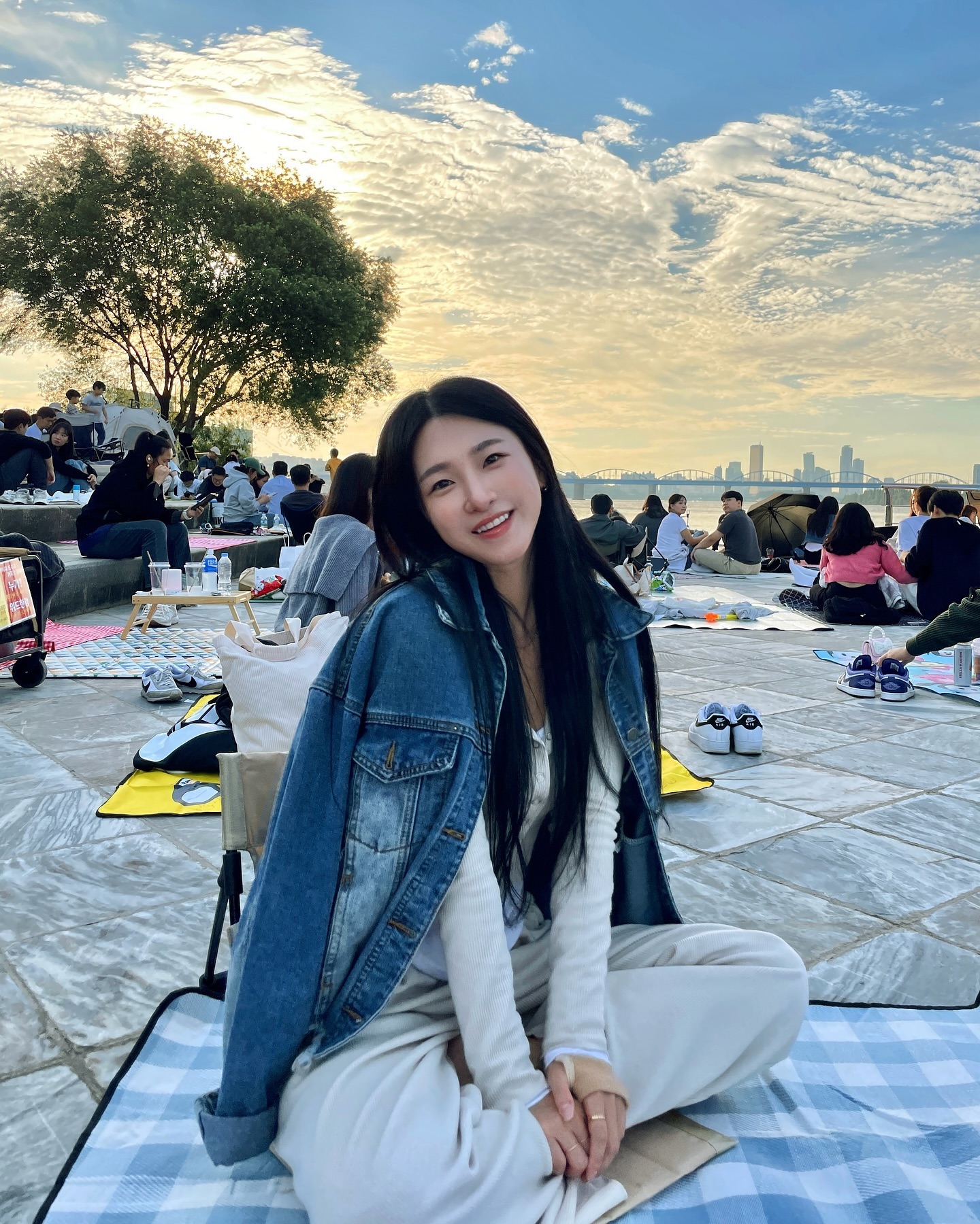 🎆
여친짤말고 딸랑구짤, 울엄마 나 많이 사랑하는구나아🥰
내가 정말 애정하는 스팟, #반포한강공원 사랑하는 부모님과
#세계불꽃축제 함께 관람하다니…너무너무 행복했던 순간✨

#한강피크닉 시즌 얼마 안남아따 1004ya_a 빨뤼와우래기🫶🏻