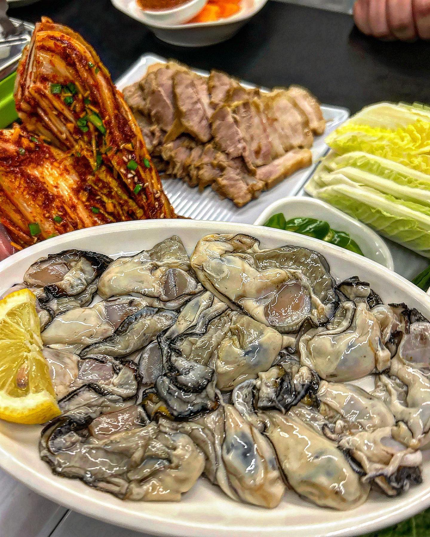 굴보쌈 스타트 끊을께요🦪🦪🦪
반월당역 계점음식점 ‘거래처’ 굴보쌈 시작한 곳 찾다가 찾은 맛집인데 굴이 크고 신선하다>< 보쌈, 김치도 맛있어서 배추에 다 넣고 왕! 먹으면 왕!맛있는 굴보쌈. 버섯들, 야채, 왕쌀떡,스지가 들어간 스지수육은 수육 보단 탕 느낌인데 나오자마자 자동그라인더로 통후추 갈아주세요 지금 이 온도 습도에 찰떡인 안주!! 어쩔 수 없이 이번에도 만취로 이차 이동했습니다 예약 가능하니까 예약하고 가는 거 추천 또 보자 굴보쌈( ´ ▽ ` )ﾉ🦪
⠀
#굴보쌈 #스지수육 #대구굴보쌈 #굴보쌈맛집 #계절밥상 #제철음식 #반월당 #반월당맛집 #대구술집추천 #대구맛집 #대구맛집추천 #중앙로역맛집 #대구먹스타그램 #먹스타 #대구현지인맛집 #대구먹스타