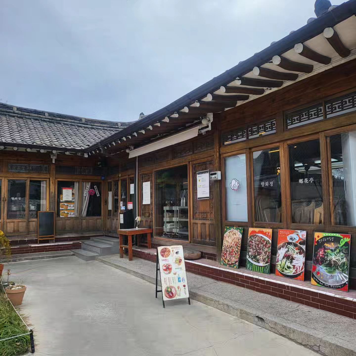 여행은 먹방이지
이번 경주여행서 먹은 것들

#향화정 #육회비빔밥
#황남쫀득이
#대왕릉뷰맛집 #두산디스터브 
#소옥 #소갈비찜 #감태주멱밥
#경주십원빵
#고향밀면
#대릉모찌 
#이자카야수작
#경주맥도날드