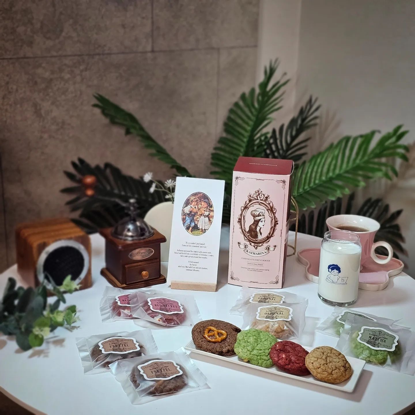 협찬

요즘 간헐적단식(16:8)하니까
진짜 맛있는 수제쿠키가 먹고 싶더라구요!🍪

그래서 고급스러운 카타리나 
#수제쿠키 4종 먹어봤어요!

동화 헨젤과 크레텔이
숲속에서 마녀가 아닌 카타리나를
만나게 된 이야기를 담은 
수제 쿠키 브랜드 #카타리나

예쁜 디자인에 고급스러운 패키지라서 답례품이나 선물용 쿠키로도 좋고요~🥧

◽️프레첼 스모어 쿠키
◽️말차 화이트 마카다미아쿠키
◽️화이트 레드벨벳 쿠키
◽️오리지널 초콜릿칩 쿠키!!
각각 개성있는 쿠키 4종이 들어있고
개별 밀봉 포장 되어 있어 위생적이고 한개씩 가지고 다니면서 먹기에도 좋아요!

외국 유명 아카데미랑 베이킹 전문 교육과정을 모두 수료한 파티쉐🧑‍🍳가 만들고 구운 수제쿠키!

그래서 그런지 맛이 엄청 고급스러우면서 달콤하고 맛있어요 
커피랑 우유랑 같이 먹어도 굿굿!!🥛

🪧고급스러운 수제 쿠키 선물세트 
찾고 계신다면 katharina_patisserie 
카타리나 클릭하셔서
한번 알아보세요!!

#쿠키 #집들이선물 #쿠키선물 #답례품 #결혼식답례품
#쿠카스타그램 #간식 #디저트 #쿠키선물세트 #먹방 #먹맞팔