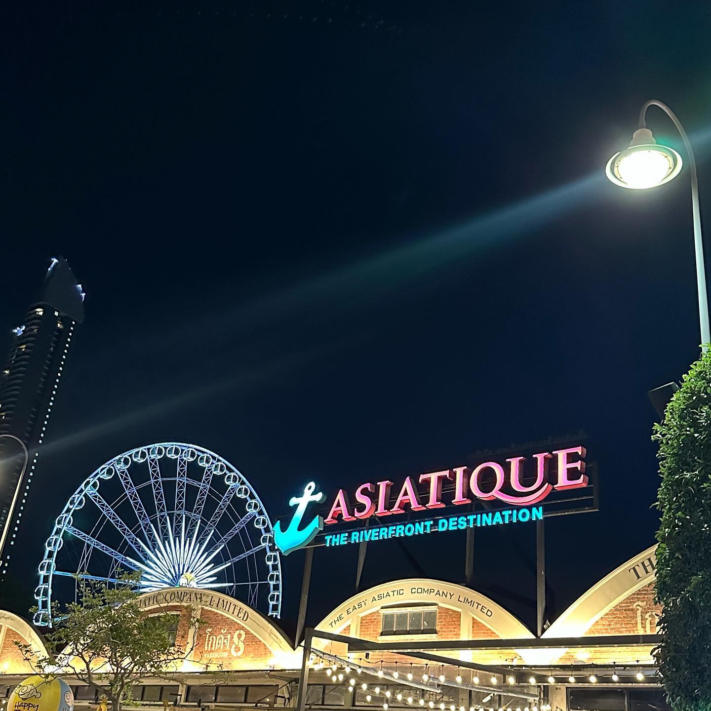 #ASIATIQUE #태국 #방콕 #아시아티크

아이콘시암에 내려 보트 타고 도착한 아시아티크! 늦은 시간이라 문 열어놓은 가게는 별로 없었다. 야경 구경할려고 관람차 탑승

✅ 관람차 : 500THB/두바퀴 돌려주고 야경 촬영하라고 중간 중간 세워준다. 그치만 창문에 기스 겁나 나서 사진 동영상 잘 안찍힘ㅎ;; 두번은 안 탈듯! 그치만 관람차 내부는 에어컨 나와서 시원함
✅ 아시아티크에 있는 가게들은 짜뚜짝보다 훨 비싸다 그러니 흥정 필수
✅ 술집에서 호가든 생맥 마셨는데 존맛탱구리..