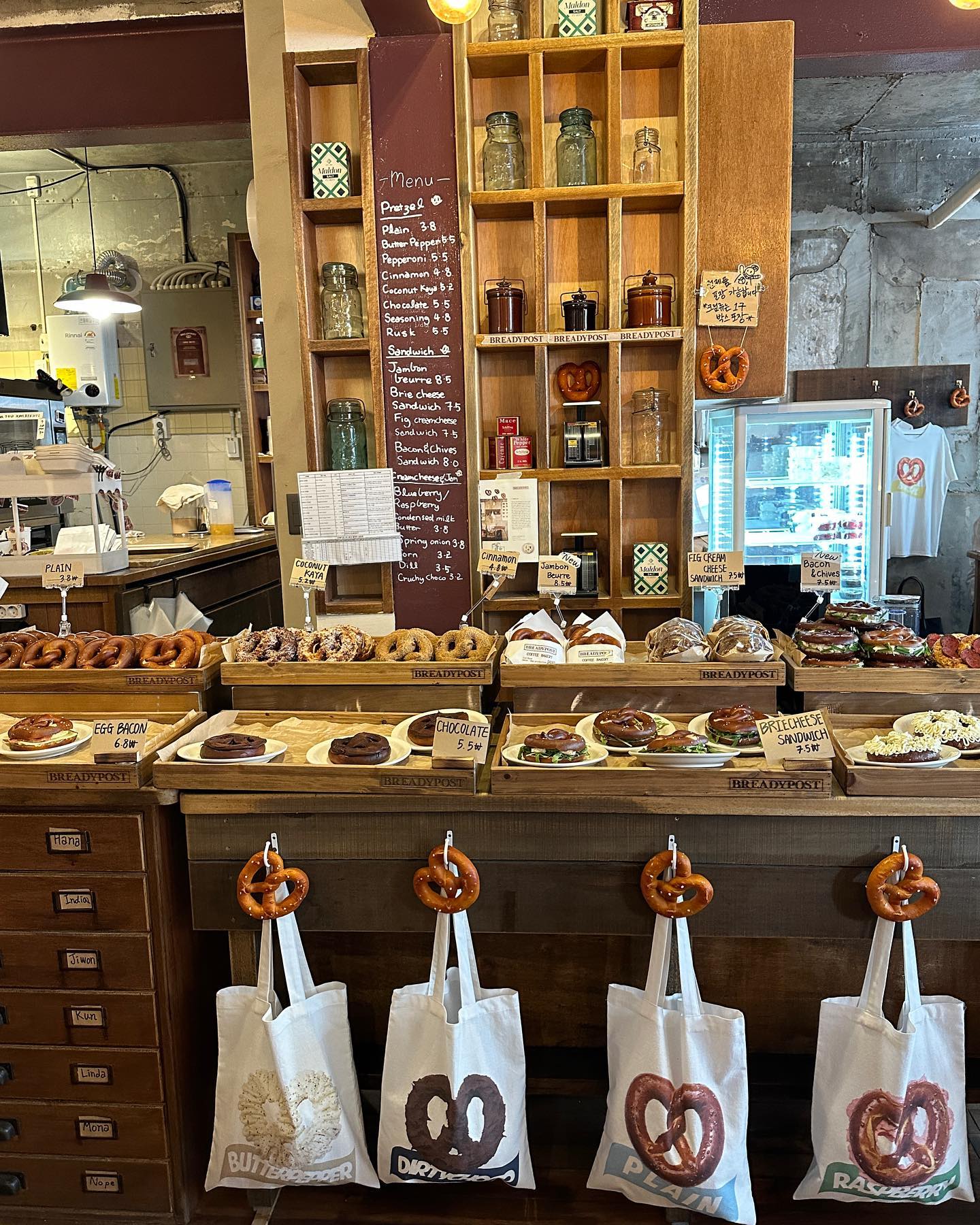 아메리카노 최고의 페어링이여따,,☕️🥨
breadypost_bakery 
#브레디포스트 #브레디포스트용산 #프레즐
#용산카페 #용리단길 #용산맛집 #카페추천