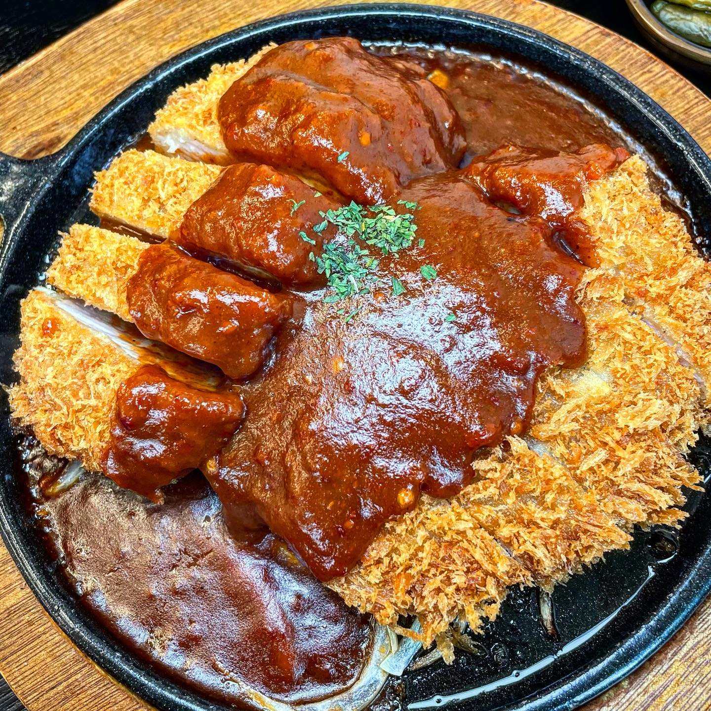 #카츠창조 #홍대 
🙋🏻‍♀️ 들어는 보셨나 ❓맵.당.카.츠 ❗️🌶️

홍대에 위치한 카츠집에 진짜 여기서만 먹어볼 수 있는 유일무이한 카츠들이 한가득‼️ 맵당카츠부터 시작해서 연어카츠, 마라카츠 등 내가 좋아하는 것들 한가득 모아놓음((;; ❤️

심지어 양도 어마무시해서 소식좌는 당연하고 대식좌도 과연 다 먹을 수 있을까 의문이 들 정도의 양이었어요,,😲🎶

#맵당카츠 는 처음에는 오잉 이게 맵다구⁉️ 싶었는데 점점 올라오는 매움이 나중에는 입술 퉁퉁이로 만들어버림🤭 근데 또 맛있는 매운맛에 중독적이라 결국 끝까지 먹고 있는 ㄴ ㅏ 으 ㅣ 모 습..⭐️ 

#안심카츠 는 얇고 부드러운 안심이 두 줄씩이나 있ㅇ ㅓ요✨ 와사비와 소금 콕 찍먹하는게 진짜 킹왕짱💞 
홍입8출에서 3분거리라 카츠에 진심이신분들은 무조건 꼭 가보세여😋 저는 연어카츠 먹으러 무족권 또 갈 거임😉

changjo2209 
🔎 카츠창조 (서울 마포구 어울마당로 134 2층)
⏰ 화-일 11:00-21:50
✔️ 맵당카츠 (14.0), 안심카츠 (14.0)

.

.

.

#홍대맛집 #홍대데이트 #홍대 #홍대핫플 #연남동맛집 #연남동핫플 #연남동데이트 #연남동맛집추천 #연남맛집 #연남동레스토랑 #카츠 #카츠맛집 #연남카츠 #홍대핫플 #홍대입구역맛집 #협찬 #맛집 #맛집추천