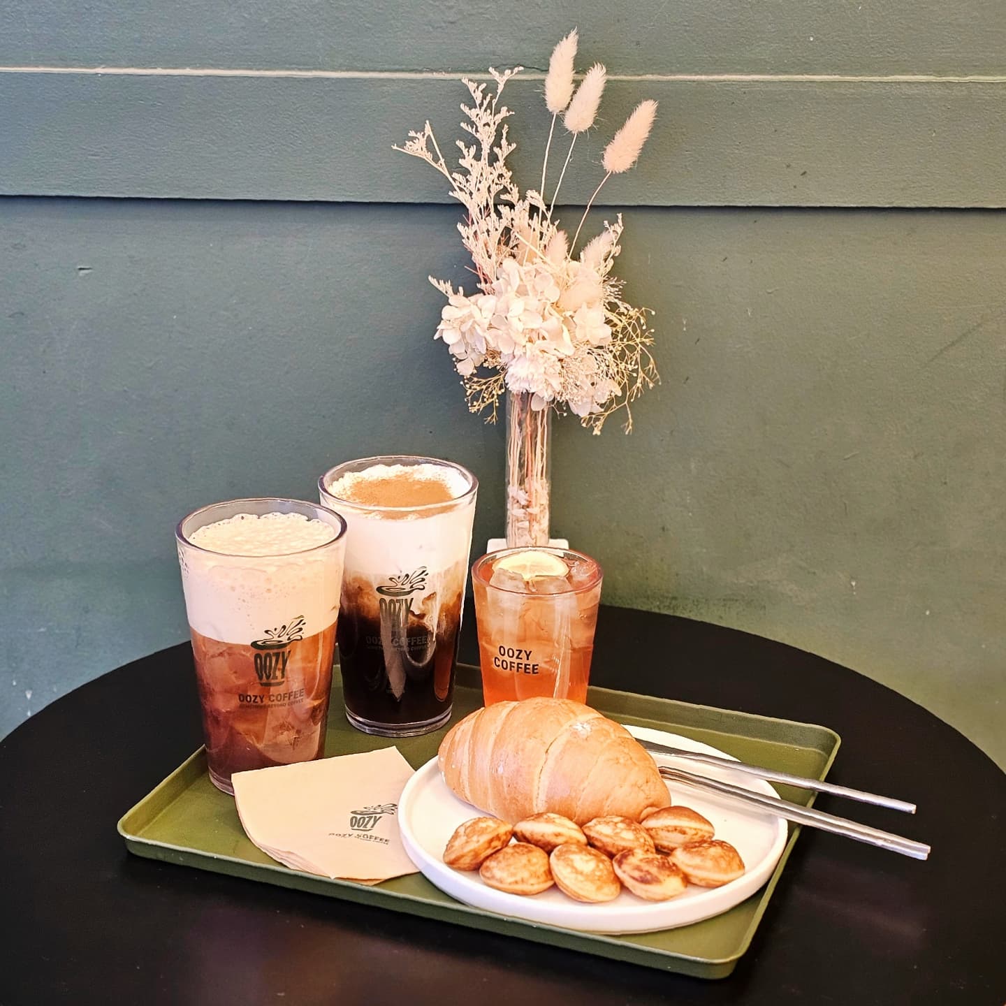 #협찬 

OOZY COFFEE 우지커피에서 겨울 시즌 한정 논알콜 위스키 음료와 베이커리 메뉴들을 출시했다는 소식에 가봤는데요. 

#선셋위스키 는 몰트 위스키 향과 오크향에
유자와 자몽의 향긋&상큼함이 더해져 논알콜 위스키 과일티로 
즐길 수 있구요

#블랙샤케라또위스키 는 몰트 위스키 오크향에 
콜드브루 위 쫀득한 폼을 더한 논알콜 위스키라 매력적이예요. 

#아이리쉬커피 는 몰트 위스키 향, 오크향에 콜드브루의 깔끔함!. 그리고 바닐라크림의 달콤함과 시나몬 향까지 더해진
논알콜 위스키 크림커피입니다.

고소하고 담백한 천연 버터와 알프스 소금에 쫄깃한 식감의
#소금빵 이랑 폭신하고 부드러운 식감으로 
버터의 향 가득의 #미니팬케이크 
커피와 함께 먹기 딱인걸요. 

가성비까지 좋은 #우지커피 방문해보세요. 

#신메뉴 #겨울음료 #논알콜 #카페 #치즈감자스프 #밀크샤케라또위스키 #코크펍위스키 #미니츄러스핫도그