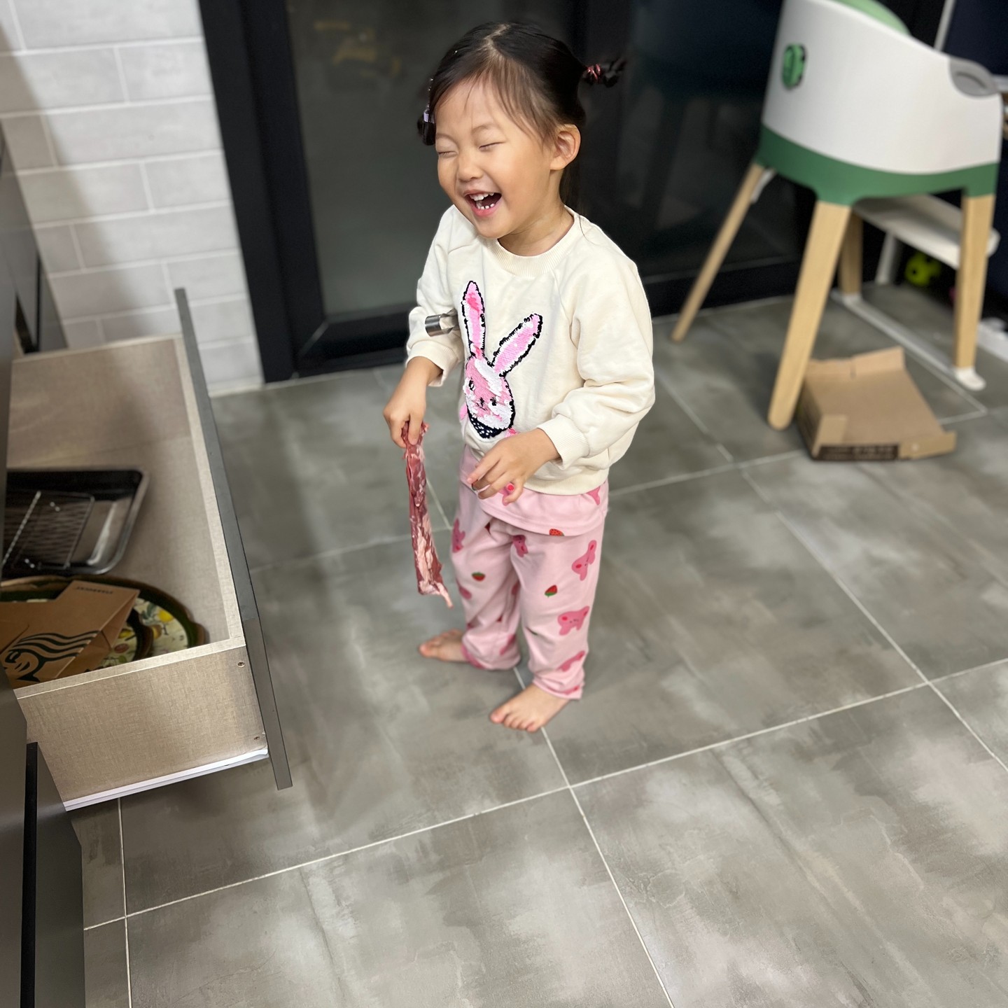그래..이게 진짜 오감놀이지.
해산물도 만지게 하는데 육류라고 못 만질까. 원래 돼지고기 잘 안 먹었는데, 지난 주말 시댁가서 어머님이 해주신 수육 먹더니 맛있었는지 잘 먹었던 기억이 나서 급하게 사온 한돈 가브리살. 
한 줄 구워먹고 한 줄은 넣어놔야지 했는데 고민도 없이 갑자기 고기를 잡더니

"엄마, 이거봐. 쪼물쪼물해도 돼?"
말하기도 전에 이미 만져놓고서는 아무것도 모르는 표정😂
"주아랑 구워 먹을거야. 하더니 야무지게 그릇에 받쳐 놀이방으로 가더니 가스레인지 위에서 굽는 시늉을 하는 아이.
이 와중에 집게질은 왜 잘하는지.

옛 말에 아이앞에서 찬 물도 못 마신다더니, 그게 딱 이날이었다. 
아이가 하루하루 커 가면서 하는 행동이나 말, 말투가 우리를 꼭 닮아있다. 
하루하루 아이앞에서 더 올바른 어른으로 살아야겠다. 

#오감놀이#아기오감놀이#아기촉감놀이#엄마표문센#아이주도놀이#ㅋㅋㅋ#안어렵쥬