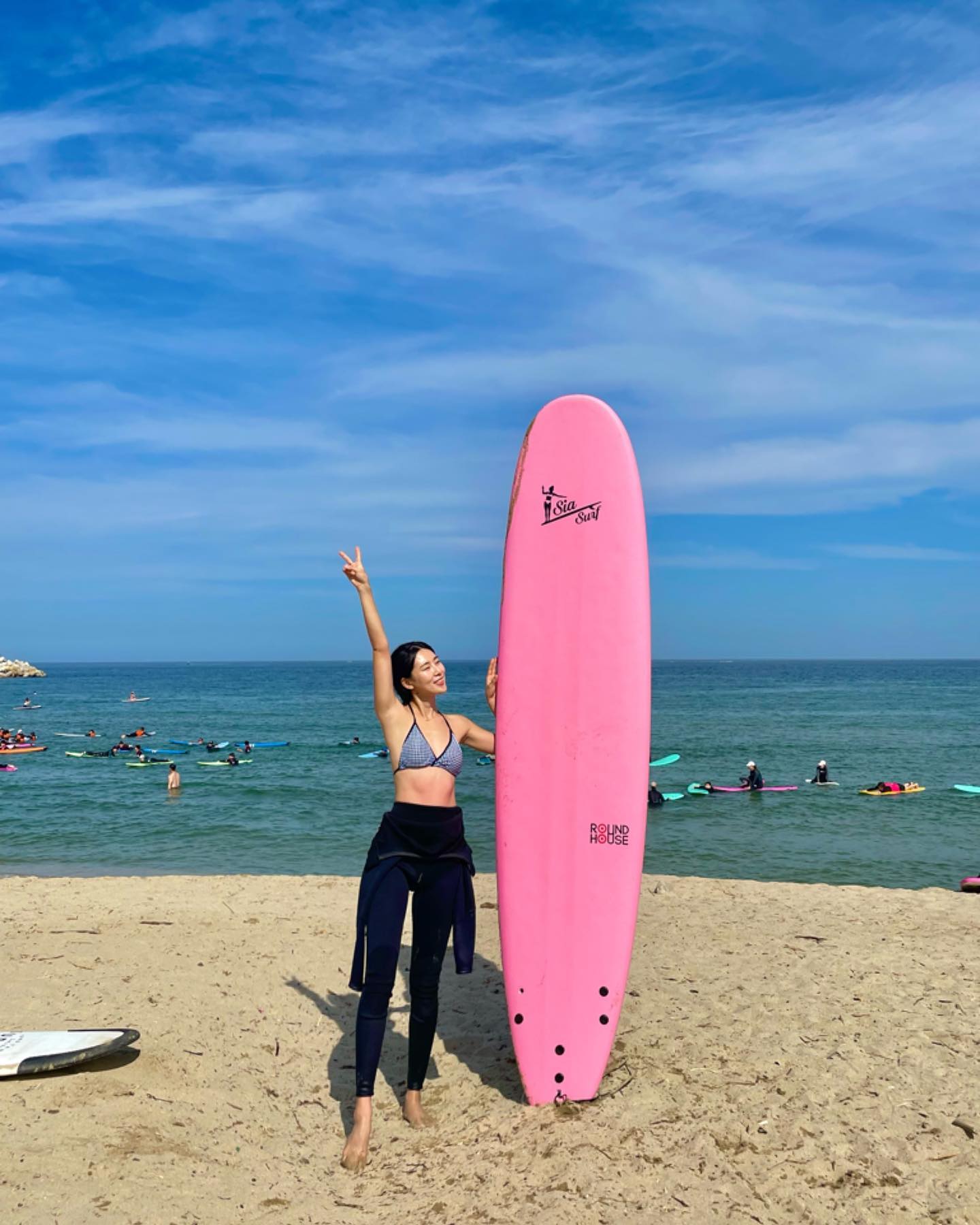 인구해변에서 30초 거리에 위치한 시아서프 🏄‍♀️🌊🏄

서핑체험이 아닌 진짜 서핑을 배우고 왔어요 !! 

시아서프의 특별한 점이 있다면  커리큘럼이 체계적으로 잡혀있어서 진짜 제대로 배울 수 있는 곳이었어요 😎

또 해변에 보드를 두어서 무겁게 들고다니지 않아도 되고 새로 오픈한 곳이라 보드와 슈트가 새 거여서 더 좋았다는,,♥️
- 
아직 초보지만 진심으로 서핑을 사랑하는 분들이 강습해 주시니 서핑에 더 관심이 생겼어요 😳🤍🔥

✅진짜 서핑은 가을부터인거 다들 아시나요?

여름보다 더 좋은 파도 타러 같이 시아서프로 고고!!🏄🌊🏄‍♀️

🏠시아서프 sia_surf 
📍강원 양양군 현남면 인구길52-4
⏰2시간 서핑강습 + 자유연습 
📸 서핑타는 모습 직접 촬영해줌 , 카페에당일업로드
✔게스트하우스도 함께 운영 중!