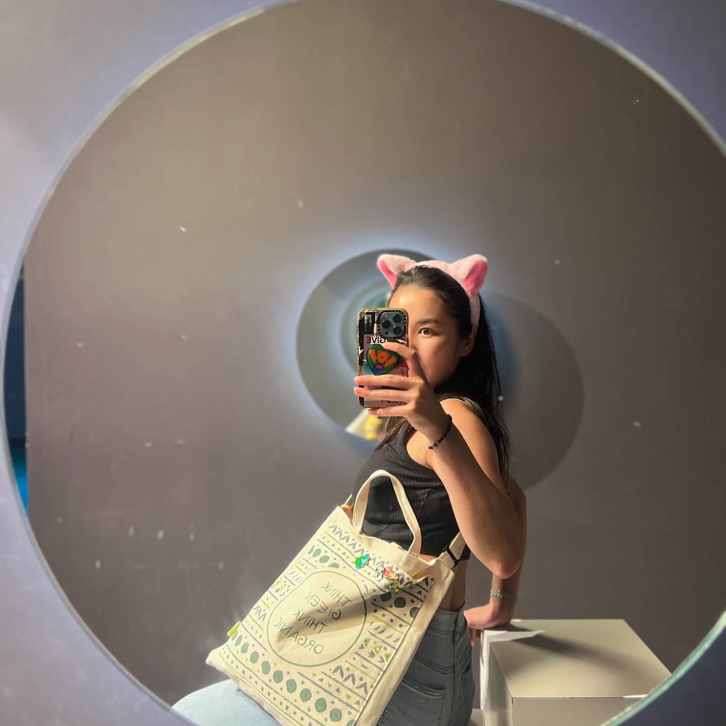 휴가때 또 다녀온 롯데월드⭐️⭐️⭐️
명탐정 코난 너무너무 좋아하는데 여기서 팝업을 하니까 안가볼수없잖아요🙋🏻‍♀️ 그래서 이 더위를 무릎쓰고 다녀왔지요😘
근데 휴가철이긴 한가봐요 진짜진짜 사람들 너무 많아서 역대급 피곤함+사람에 치이는 그런 모습이었답니다👻 그렇지만 너무 재밌어서 결국 또오기로 약속하고 돌아온 나란인간…🥹
단비언니의 장꾸 모먼트 가득이었던 명탐정 코난 팝업💪🏼
#범인은바로이안에있어 #명탐정코난 #롯데월드
