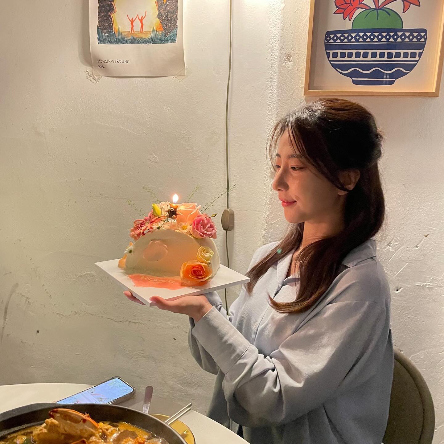 늦었지만 이제야 올리는 사진들📷
너무 너무 예쁜 케이크를 제작 해주었던 우리 유자니와 소흐🤧 n년 전 교돈에서 만나 여행도 가고 주기적으로 만나서 수다 떨며 마음 나눌 수 있음에 감사~~🥹🎀 sohui_ya u.jjin.__
