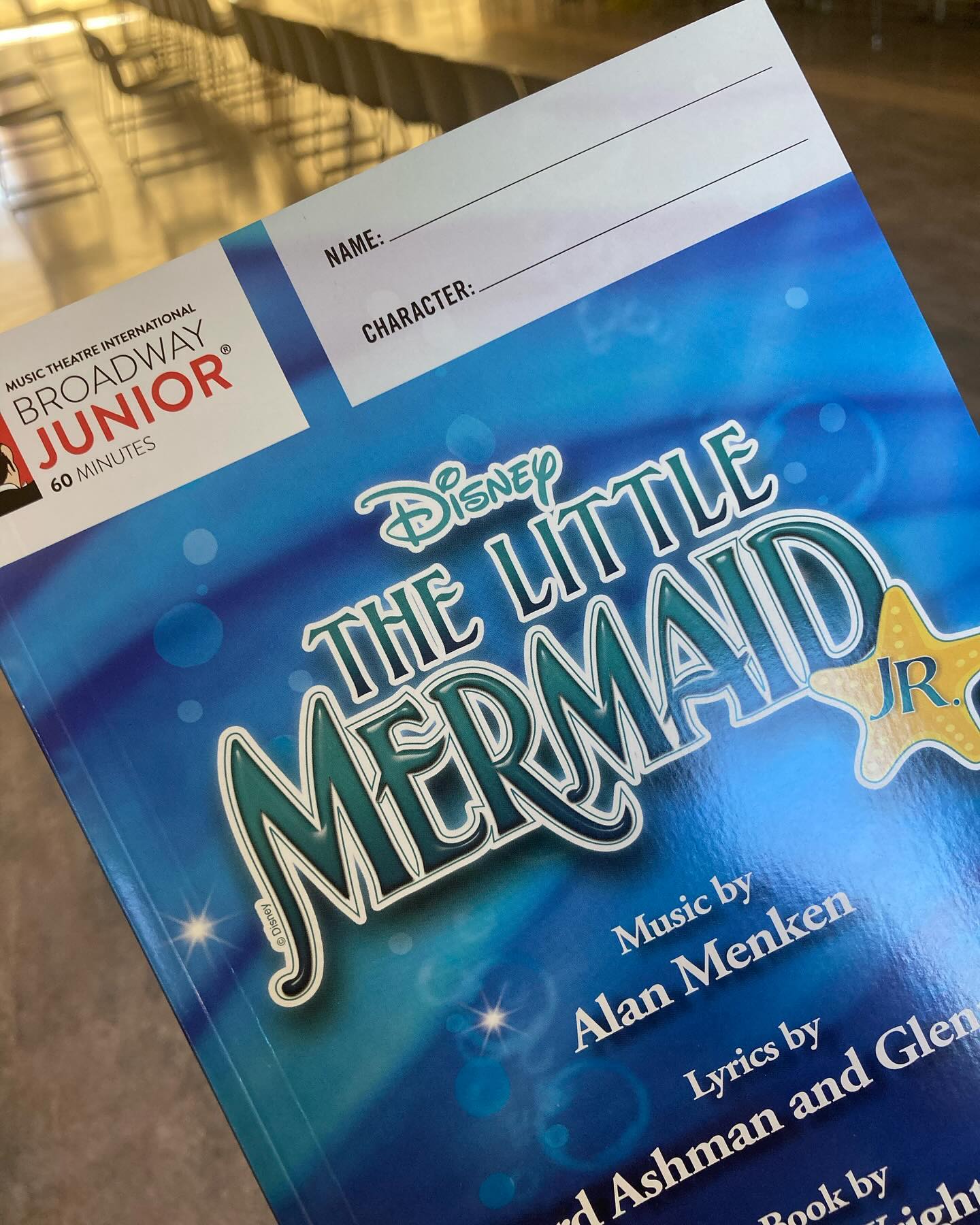 Theater Tech Rehearsal Day✨

The Little Mermaid Junior performance, which Seungyul has been preparing for three months, is just one week away.
Time flies so fast!🫢

Parents also participate as volunteers in this play, and I am a stage manager.
I hope he does well and l do well too!😀