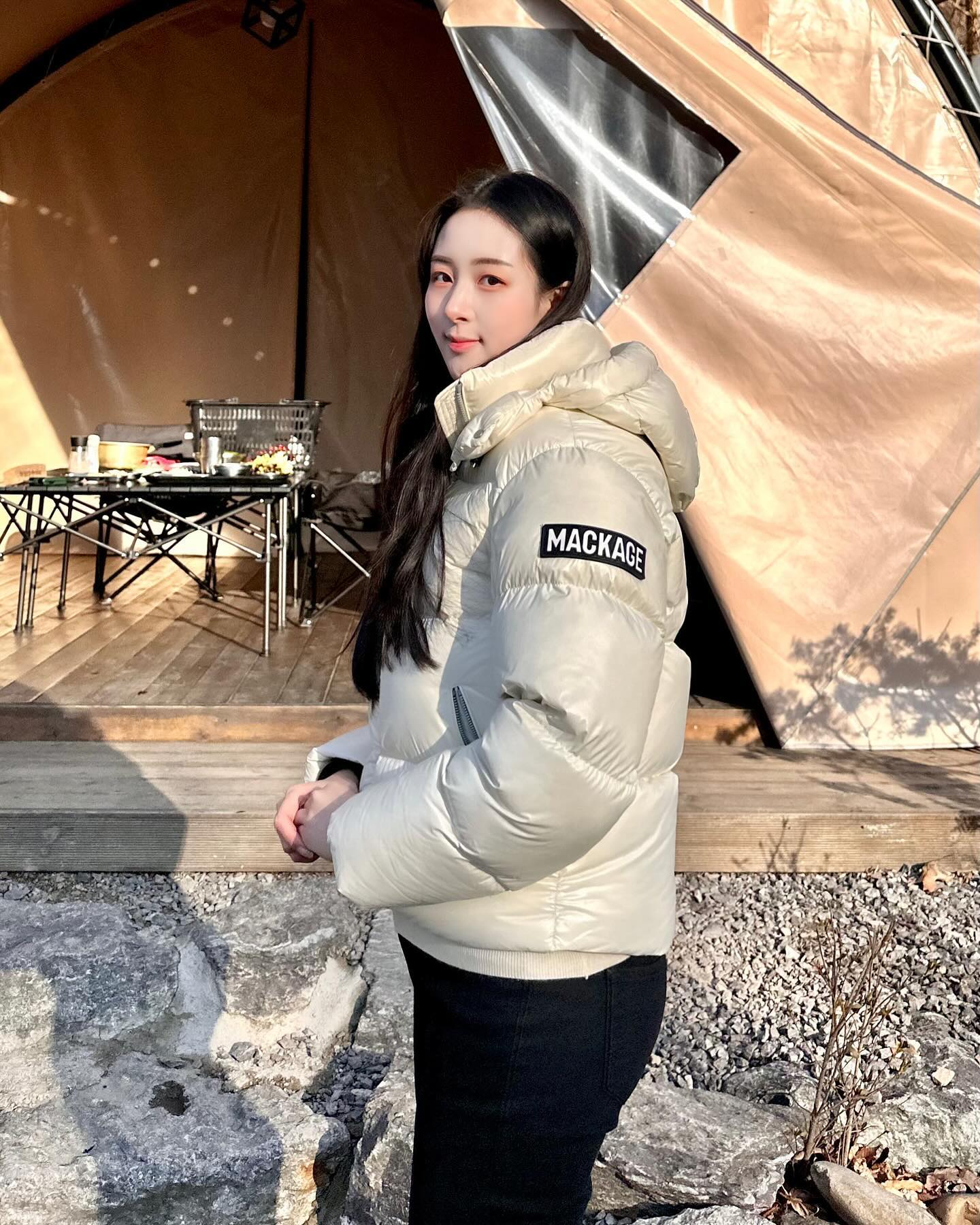 맥카지 Evie 패딩과 함께하는 글램핑🤍 가족과 함께 글램핑을 잘 즐기다 왔는데 따뜻한 패딩 덕분에 즐거운 시간🤍
. 
. 
. 
.
. 
#오오티디 #데이트룩 #여친룩 #ootd #dailylook #daily #데일리 #데일리룩 #셀피 #셀스타그램 #셀피그램 #셀피스타그램 #셀카 #셀카스타그램 #패션계정맞팔 #일상 #일상스타그램 #패션모델 #겨울 #데일리그램 mackage #맥카지 #맥케이지