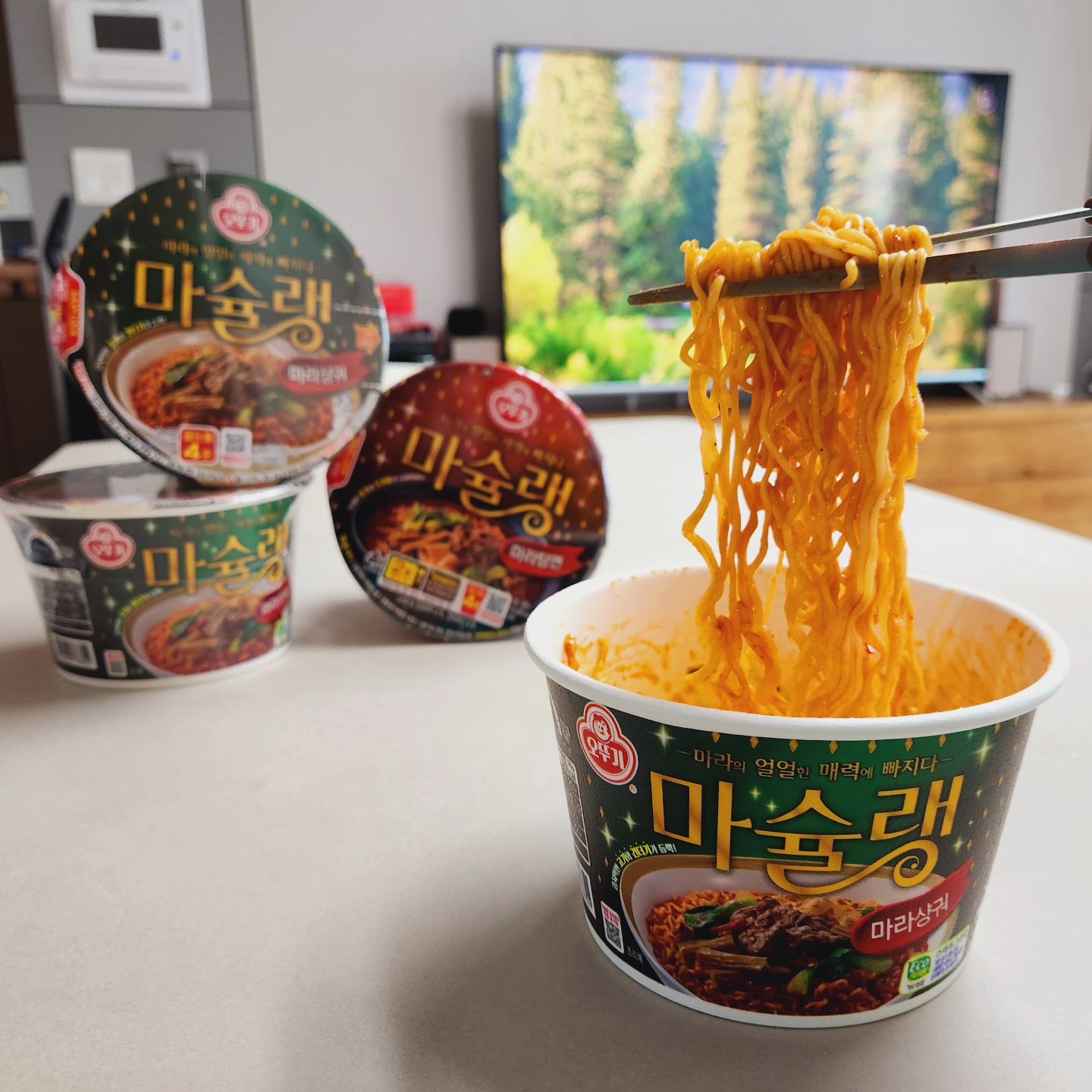 #협찬 #마슐랭 #마라샹궈 #마라탕면

미슐랭급 마라맛을 구현하는 오뚜기의 야심작, 마슐랭!

마라탕면에 이어서 마라샹궈 출시
-얼얼마라유로 얼얼함을 기호에 맞게 조절 가능
-큼지막한 고기는 물론, 두부피, 청경채 등 일곱가지 건더기
-숙주, 알배추 등을 넣으면 전문점 못지않은 퀄리티

마라탕면은 2,000원 / 마라샹궈는 2,300원

1️⃣ 오뚜기몰에서 출시 기념으로 깜짝 할인쿠폰으로 배부
https://www.ottogimall.co.kr/front/promo/event/301?utm_source=viral&utm_medium=revu&utm_campaign=malaxianguo

2️⃣ 뚜껑 속 큐알코드에 접속하면 2배 더 맛있게 먹을 수 있는 
마라 로제 리조또, 블랙 마라샹궈 등 비법 레시피 공개

마슐랭 마라샹궈 및 마라탕으로 언제 어디서든
마라 특유의 얼얼함을 경험해보세요🙌

ottogi_daily

#오뚜기 #마슐랭마라탕면 #마라탕추천 #마라탕맛집 #마라샹궈맛집 #마라탕먹방 #신상라면 #편의점신상 #편의점추천 #컵라면추천