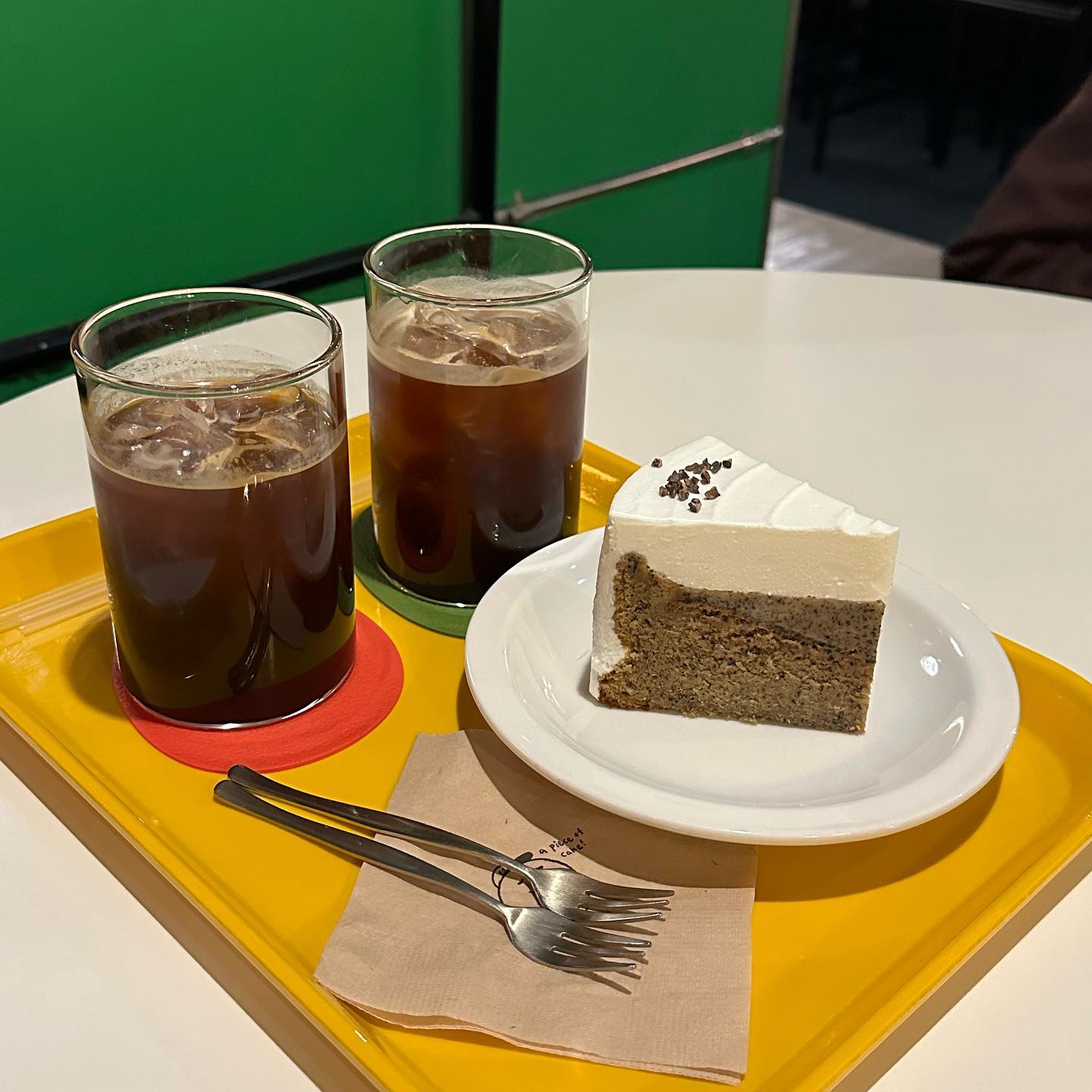 안녕하세요! 회기역 인근 감성카페를 소개해드리겠습니다!💕
경희대학교에 재학중이다 보니 보통 1번 출구 근처 카페를 더 찾게 되는데요,
오늘은 2번출구에 있는 카페에 방문했습니다.🍀

💚 한시십일분 (1호점)
📍서울 동대문구 망우로 66 지하 1층
⏰ 화, 수, 목, 금, 토, 일 13:00~23:00 / 월 정기휴무
📞 010-4669-4888

입구는 건물 오른쪽에 있습니다.
지하에 있는 카페라 지하로 내려가시면 됩니다!👣

입구부터 컬러풀함이 뿜뿜  빨, 노, 초, 파 컬러를 바탕으로 내부가 꾸며진 것 같았습니다.🌈
남색 벽지와 다양한 인테리어들 하나하나가 컬러풀해서 보는 재미가 있었습니다.🤭
내부에는 1인 바테이블부터 4인 이상 테이블까지 다양하게 있어 혼자 카공하는 사람들도 있었고 친구, 연인끼리 방문한 경우도 많았습니다
테이블과 좌석이 꽤 많아 수용인원도 많은 편입니다!☺️
또 벽 한켠에는 빔프로젝터로 톰과제리를 계속 틀어주시더라구요!

그리고 조명이 다양하게 있었는데, 조명이 또 인테리어에서 가장 중요한 요소잖아요?!
카페의 분위기를 한층 더 업그레이드 시켜준 것 같습니다 :)

갸또 케이크가 매우 다양했습니다!
저는 아이스아메리카노와 얼그레이갸또를 주문했는데요
케이크 맛집답게 갸또가 꾸덕해서 너무 좋았습니다!😍
원래 얼그레이를 좋아하는데,, 완전 맛집이었습니다

꼭 다른 메뉴들도 먹어보고 싶더라구요
또 커피도 신맛이 거의 없어 좋았습니다☕️

매일 23:00까지 운영하니 늦은 시간에 방문해도 좋을 것 같습니다
또 바로 옆에 2호점도 있어 방문해보고 싶더라구용/!🥰
카공하시는 분들도 꽤 있었으니 저도 하러 가야겠어요
재방문 의사 100% 카페
’한시십일분‘이었습니다!

#회기역카페 #회기카페추천 #회기역카페추천 #회기카페 #한시십일분 #서울카페 #동대문구카페 #회기카공 #회기카공카페 #회기감성카페 #갸또맛집 #얼그레이갸또 #회기맛집 #한시십일분카페