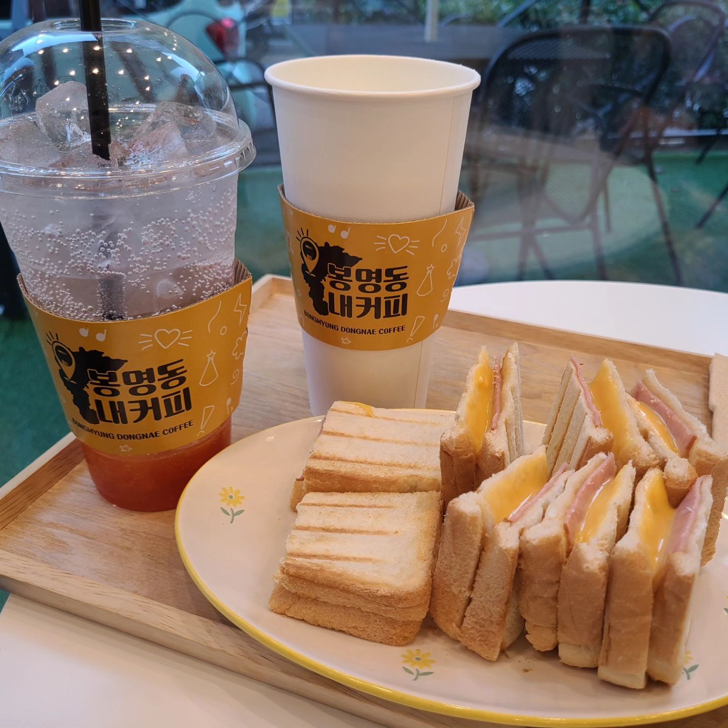 #협찬
☕️ 봉명동내커피 인천소래포구점

📌 위치 : 인천 남동구 소래역남로16번길 8-7 봉명동내커피
⏰️ 시간 : 11:00 ~ 24:00
☎️ 번호 : 032-423-8293

맛있는 커피를 저렴한 가격에!?
얼마나 좋습니까!!🤟🤟🤟🤟

저는 카야햄치즈 토스트와 고구마라떼,
자몽에이드를 주문했습니다!
양 보세요오~~ 스벅 벤티보다 큰사이즈였고
자몽에이드는 특유의 떫고 새콤한맛이 강했고
고구마라떼는 진짜 진했어요!
제가 고구마라떼 겨울최애메뉴인데
어느 카페보다 고구마 맛과 향이 진하더라구요

카야햄치즈토스트는 치즈와 버터의 고소한맛에
카야특유의 달콤한맛이 은은한 단짠단짠!!
아침 식사대용으로도 너무좋을거같아요

그리고 봉명동내커피 소래포구점은 1L의 대용량커피를
저렴한가격에 맛볼수있었습니다!!