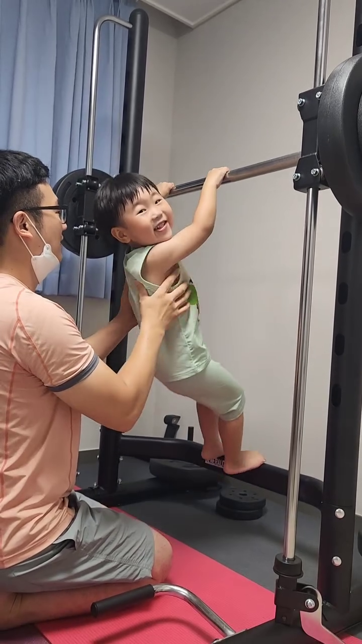 운동하는 엄마아빠의 아들이라면 해내야지💪💪
뒷태의 완성은 등!! 풀업하러 오시죠🏋‍♀️🏋‍♀️

서포트짐 PT헬스 수원인계점
🟩🟩🟩🟩🟩🟩🟩🟩🟩
🟩 문의👉 NAVER 톡톡🟩
🟩 알림받기시 할인쿠폰!🟩
🟩🟩🟩🟩🟩🟩🟩🟩🟩
☎️ 0507-1424-3639
☎️ 031-222-3639
⠀
당신의_건강한_삶을_지지합니다.
Support_your_healthy_life.
#서포트짐PT헬스수원인계점
#서포트짐 #수원PT #인계동PT #헬스타그램
#헬스 #PT #다이어트 #재활 #체형교정 #바디프로필 #수원피티 #인계동피티 #피트니스 #피티샵 #운동하는여자  #다이어트 #다이어터 #재활운동  #운동스타그램 #수원헬스 #인계동헬스 #운동 #헬스