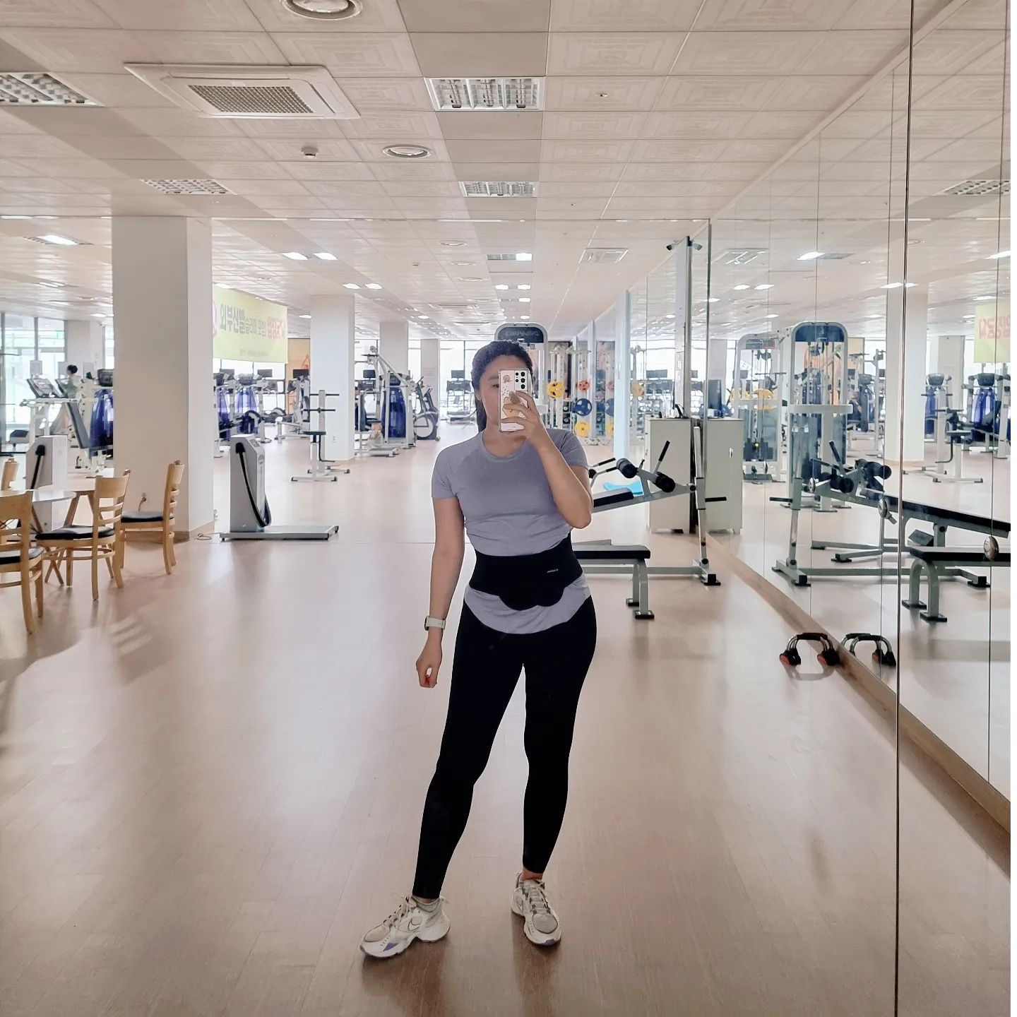 #오늘의운동
#라유닝운동_230619

백만년만에 운동 피드🏋‍♀️
출산 후 산책만 사부작사부작 하다가 
폭염땜시 반강제적으로 아파트 헬스장 출석 했어용~ 

출산 후에 배가 바로 안 들어 가는것도 알고있었고, 몸무게 원상복귀도 힘들다는것도 알고있었는데도!! 볼록나온 뱃살이랑 임신전 몸무게도 거의 10키로나 남아서 괜히 심난해유😇 이 10키로는 저의 찐 지방인가 봐요ㅋㅋ

이제 출산 7주차이기도 하니 조심스럽게 운동을 시작해보렵니닷🫠 관절 안다치게 조심조심⚠️ 

#라유닝운동_웨이트

✔️사이클 1단계 25분
✔️레그익스텐션 10kg 15개 ×5
✔️라잉 레그 컬  15kg 20개 ×5