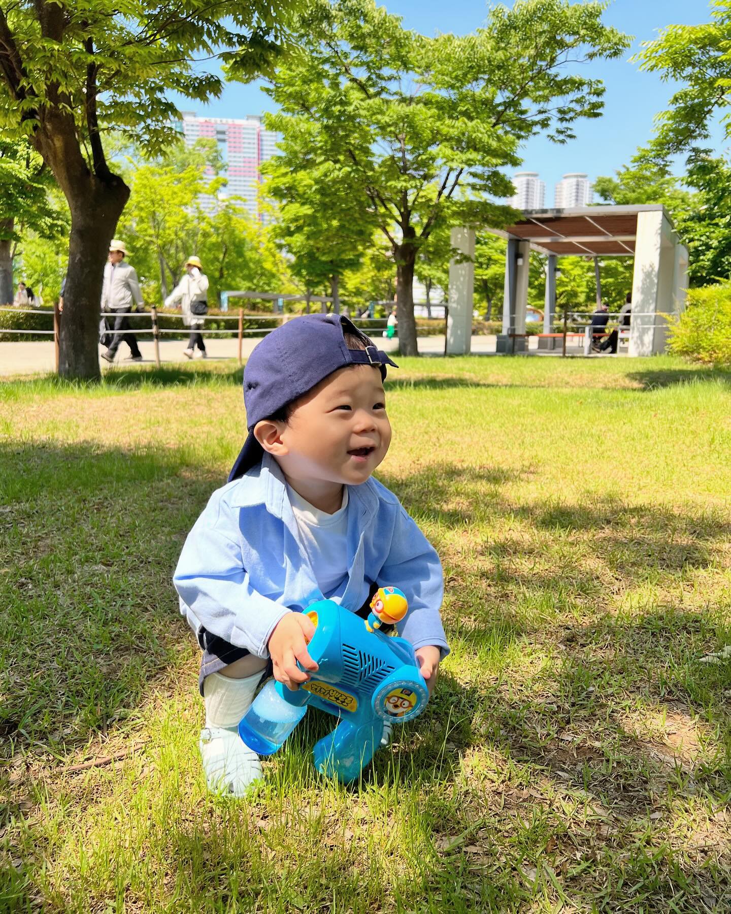 보정이 필요 없는 푸릇푸릇 맑고 화창한 날씨♥
⠀⠀⠀
뛰어다니기만 해도 행복해하는 
쪼꼬미 내사랑 내아들˃ᴗ˂
⠀⠀⠀
뭘 하던지 너만 행복하면 됐지-`♥´-
⠀⠀⠀