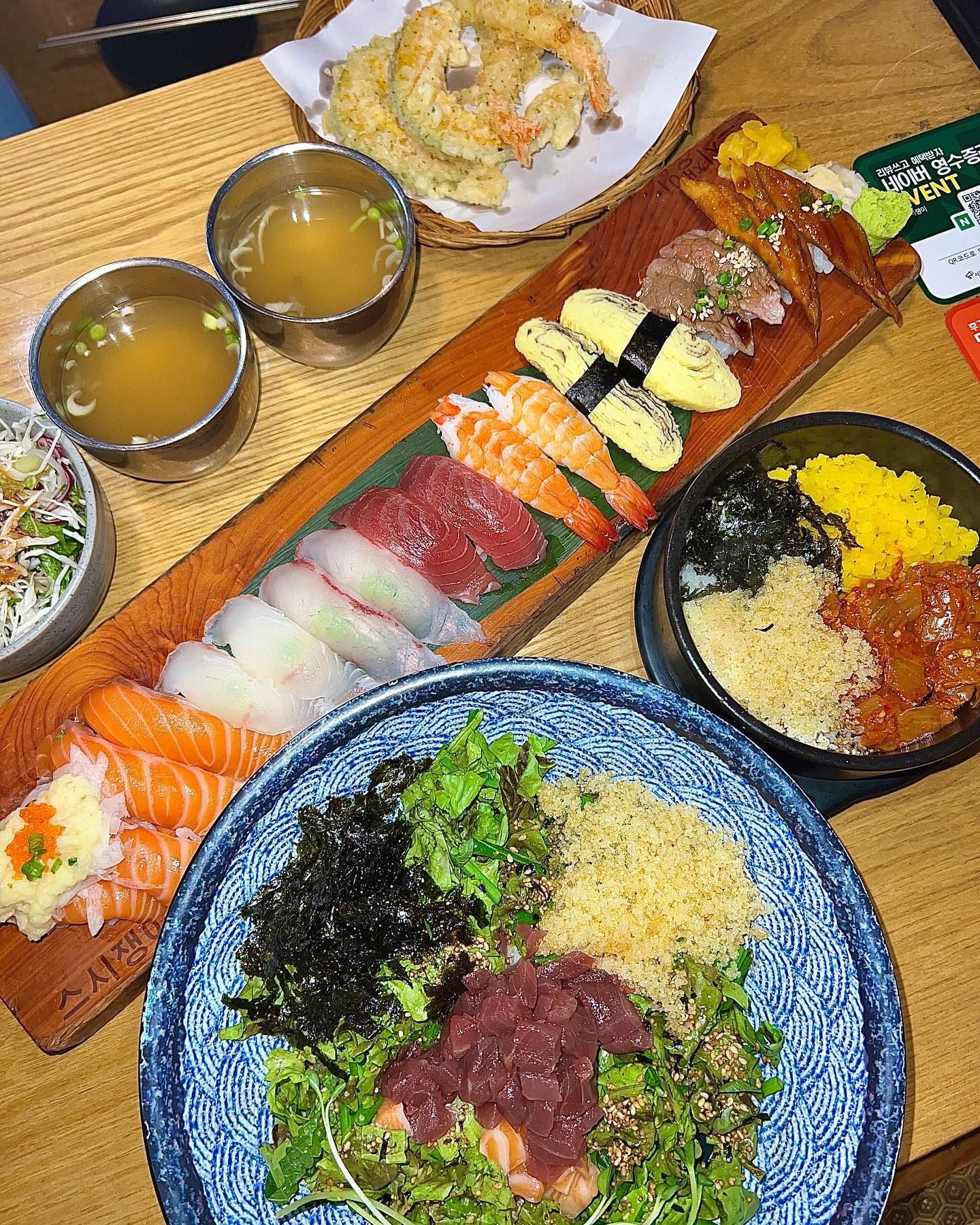 *협찬

매일 직배송되는 신선한 재료로 정성껏 준비되는
#천호동맛집 #스시쟁이 

20년 이상 경력의 오너셰프가 직접 준비하신다니
안 가볼 수 없었어요 ~

🍣 스시커플 세트
샐러드 + 초밥 18P + 튀김 + 식사2

가성비 세트 먹었습니다 😋

저는 식사 메뉴로 회덮밥과 알밥을 주문했어요!

🍣 초밥 신선도 보이시나요~?
장인정신이 보였답니다!

초밥은 연어부터 광어, 숭어, 계란초밥까지 다양했어요!
회가 밥보다 비중이 커서 좋았고
전체적으로 부드럽고 맛있었어요 ~

🍤 튀김은 새우와 단호박 튀김이 나오는데 
재료 본연의 맛과 바삭한 튀김의 식감까지 완벽한 튀김이었습니다.

🍚 회덮밥과 알밥도 맛있었어용 ㅎㅎ

구성도 알차고 가성비 굿이라서 추천해 드리는 천호동 맛집입니다!

편안하고 쾌적한 분위기의 매장이라서 
식사도 편안하게 잘 먹었습니다 ~

🌱 같이 가고 싶은 톡방에 공유
🌱 같이 가고 싶은 사람 태그
🌱 나중에 또 보고 싶다면 저장
🌱 마음에 드는 곳이라면 좋아요

📍서울 강동구 올림픽로72길 13 (천호동) 1층

#천호동초밥 #천호동스시 #초밥맛집🍣 #초밥맛집추천 #천호동맛집추천 #데이트맛집추천 #천호스시 #천호초밥