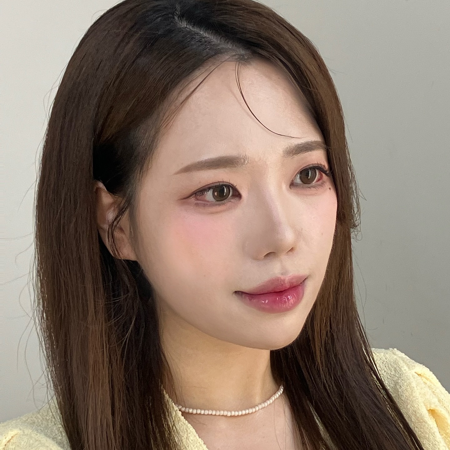 ssxmxx_ 

소개팅 가시는 데 너무 신나 좋아하는거 다 얹어드렸어요

특히 입술이 예쁘셔서 요즘 빠진 #메리쏘드앵두핏글로시틴트 #플럼크런치 메인으로 포인트 넣어드렸답니다

립 사진 찍어가셨다눈 사실🩷 
제품 정보 물어봐주실때마다 돈쓴 보람 세배 되어요..햅삐

눈매 확장두 빠질수 없죠 확실하게 뺀 라인에 쉬머한 애굣살로 마무으리

#위스도산 #소개팅 #소개팅메이크업 #데일리메이크업