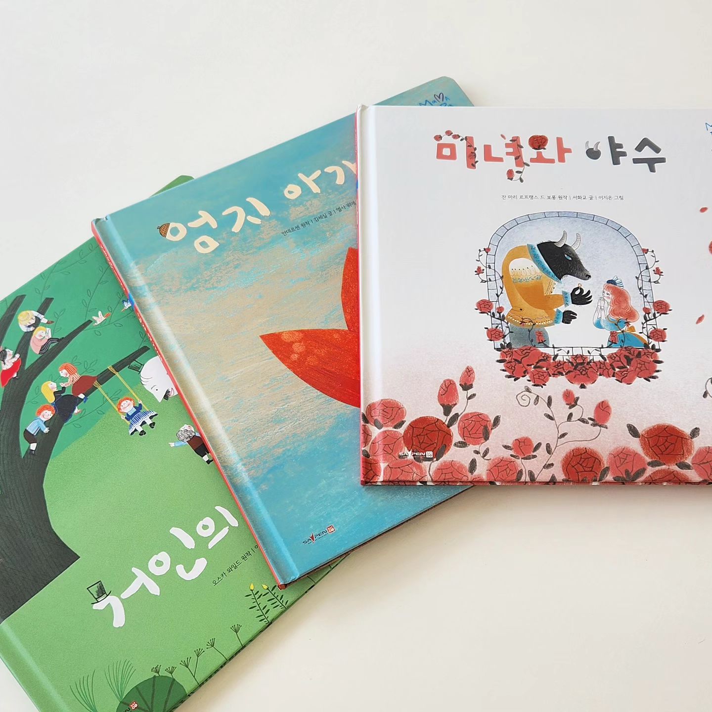 아린이가 요즘 빠져 있는 #세계명작

그림과 색채가 유치하지 않아서 좋고
내용이 너무 비극적이지 않아서 좋다

중간에는 플랩북으로 되어있어 말모다 정말😍

모두 좋은 명작 읽혀주세요

명작 맛보기 하고 싶으신 분들은 디엠이나 댓글 달아주세요💕

#키즈스콜레 #내돈내산 #마마파파세계명작 #고디바 #펜디 #그림작가