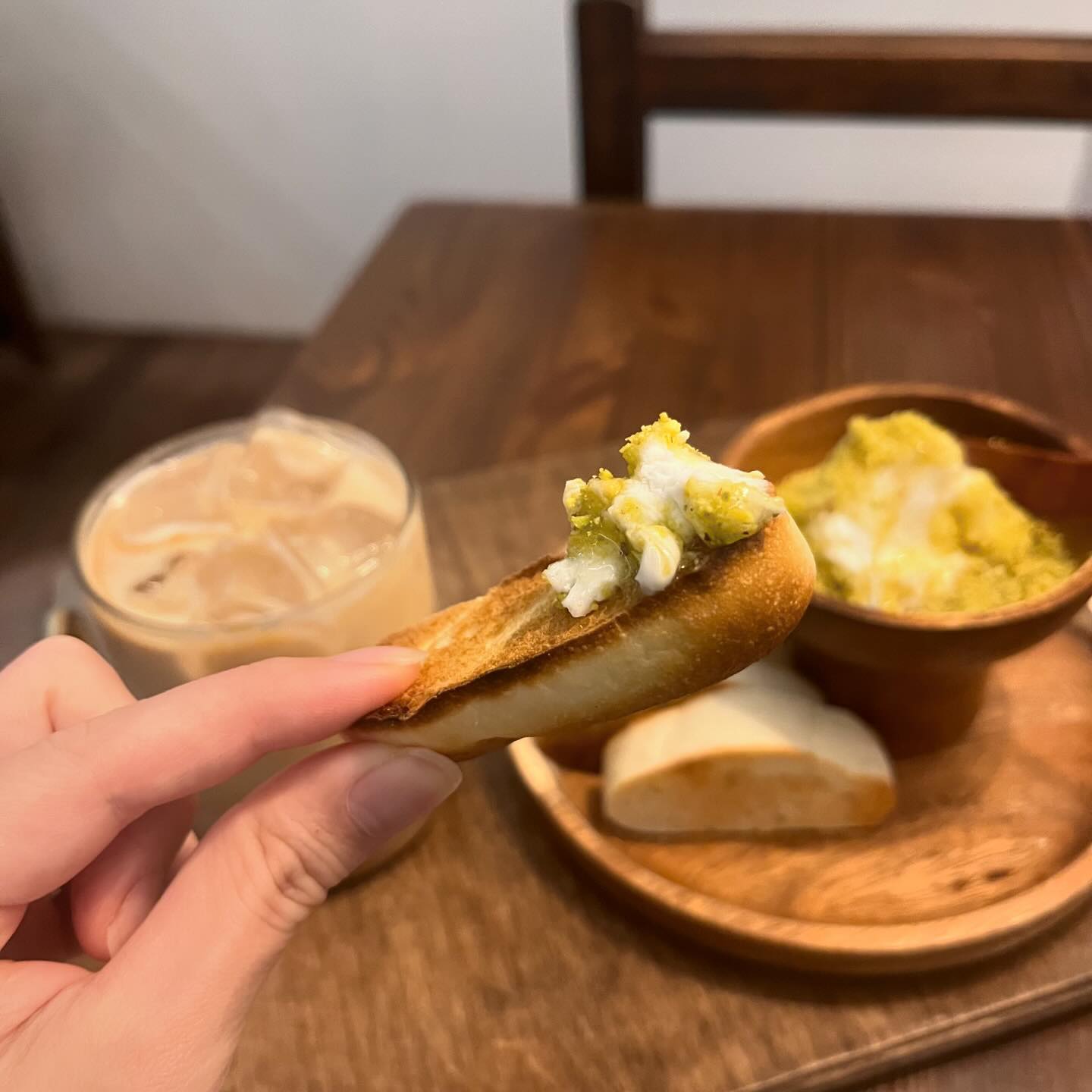 부평] - [카페순]
-
먹고 있는 데도 <또 먹고 싶은> 카이막 맛집.
-
친정집 앞이라 결혼전에 자주 갔던 카페. 새로 생겼을 때는 파블로파 맛집이었는데. 카이막도 맛있는 카페. 꼬숩고 꾸덕한 카이막. 안먹어본 사람은 있어도 한번만 먹어본 사람은 없는 그 꼬순 맛이 바로 부평에 있다.
-
무슨 커피 메뉴를 먹더라도, 무슨 디저트를 먹더라도 여기 데려가는 사람들도 다 만족했던 곳. 분위기도 따뜻한 원목 감성까지 더해져서 더 편안하게 느껴졌다.
-
카이막에 피스타치오 가루랑 꿀조합으로 빵에 싸악 올려서 먹으면 찐한 찐 행복을 느낄 수 있다. 빵은 바게트처럼 딱딱한 바삭함이 아니라 촉촉바삭한 너낌이라 카이막 안 올리고 먹어도 맛있다.
.
- 위치 : 인천 부평구 부평대로 40번길 24
- 번호 : 070-4421-7822
.
.
#먹고살자🍽️ #부평 #카페순 #카이막 #카이막맛집 #디저트맛집 #카페스타그램 #커피그램 #디저트그램 #맛집스타그램 #부평카페 #맛도리 #먹깨비 #먹부림 #맛있어 #카페투어 #먹팔 #먹팔로우 #먹스타맞팔 #먹소통 #먹맞팔