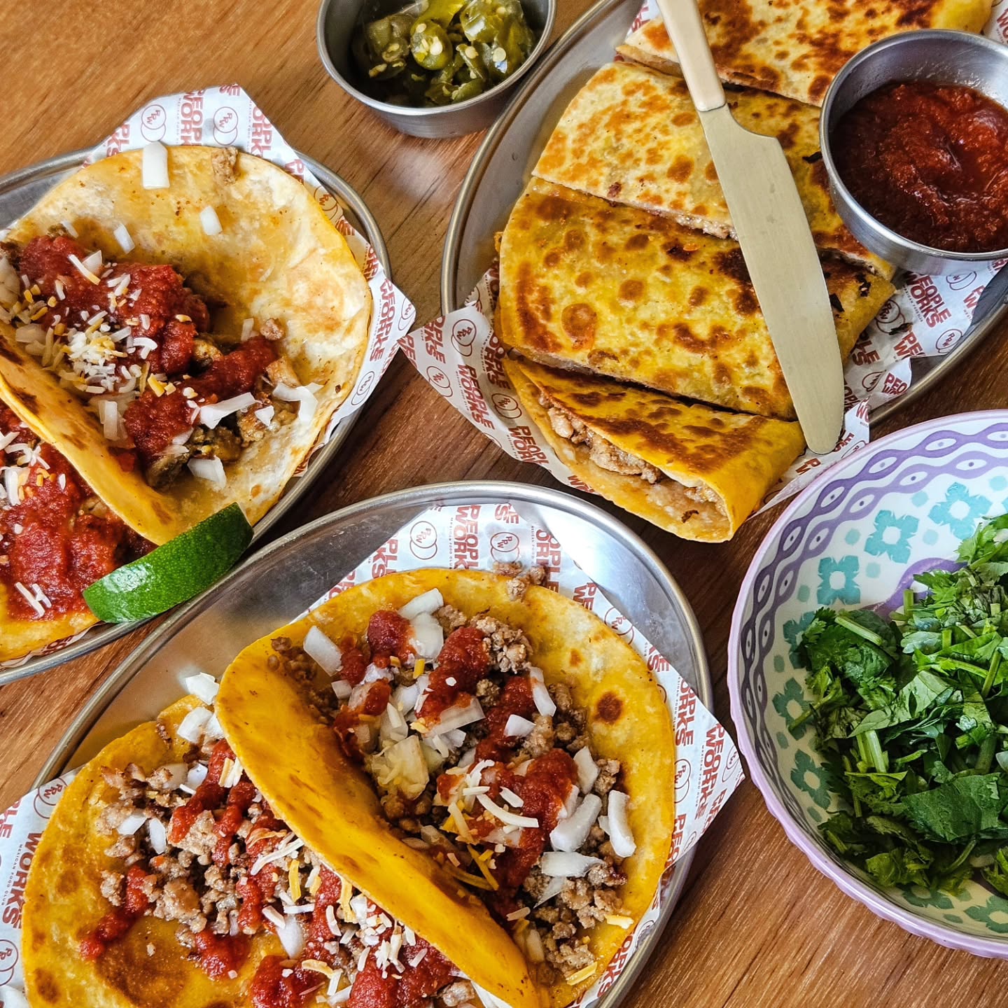 브레이크 타임 없는 타코맛집 식당🌮
전포 #피플웍스 

타코 맛있게 하는 집 찾다가 가본 피플웍스
가게 외관과 내부 인테리어가 굉장히 힙해서
사진찍기 좋아보였음

꼬레아노 타코와 불고기 퀘사디아 주문해서 먹어보았는데
적당히 기름지고 안에 들어간 소스도 맛있었음 ‼️
타코 처음 먹어보는 사람도 무난하게 잘 먹을수 있는 맛
고수는 따로 요청드렸는데 진짜 듬뿍 담아주셨다 ㅋㅋㅋㅋ

너무 좋았던 점이 브레이크 타임이 없던 점!
그래서 그런지 애매한 3시쯤이었는데도 1,2층 전부 테이블 만석이었음
재방문의사 ⭕️🩷

📍피플웍스 전포본점
부산 부산진구 서전로68번길 24

⏰️영업시간
매일 10:00~22:00
.
.
.
#전포맛집 #서면맛집 #타코 #타코맛집 #맥주 #퀘사디아 #전포술집