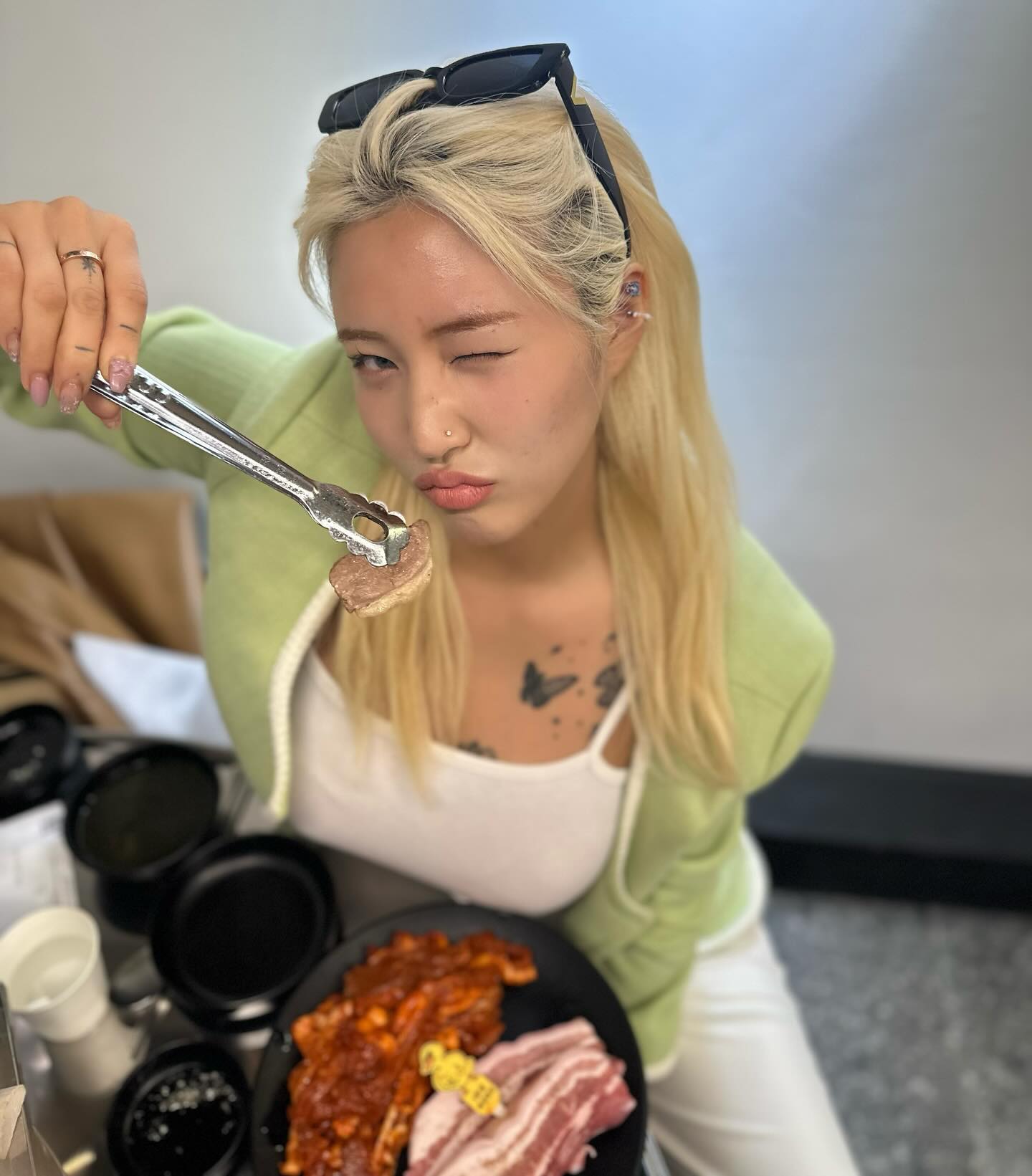 이게바로 덕 (Duck) 질 🐤
다들 삼삼데이 삼겹살은 드셨는지요?!🐷🐽
전 삼겹살보다 더더더더ㅓ더 맛난고 먹었지유🤭 
분당야탑에 귀욤뽀짝한 jajuori_yatop  오리고깃집 생겨서 가족들이랑 호다닥 달료갔다왔쥬!!!
-숯불생오리로스300g 25900₩
-숯불생오리양념 300g27900₩
-숯불생삼겹 200g 18900₩
-함흥비빔냉면 8500
-함흥 물냉면8000

넘 귀여운게 메뉴마다 시그니처 오리 표지판리,,🐤🫶🏽 
하이볼 시키니까 오리얼음동동~🧊

생오리로스도 삼겹살도 넘넘 맛있었는데 제원픽은 생오리양념!!! 
마지막에 녹두죽 서비스도 있고 꿀군고구마까지,,💗 친절하신 직원분들덕에 넘 즐겁게 삼삼데이 보내고왔지모애용🌸 
인테리어도 넘 귀엽고 센스넘쳐서 핫플예감이요!!!!!!!🔥