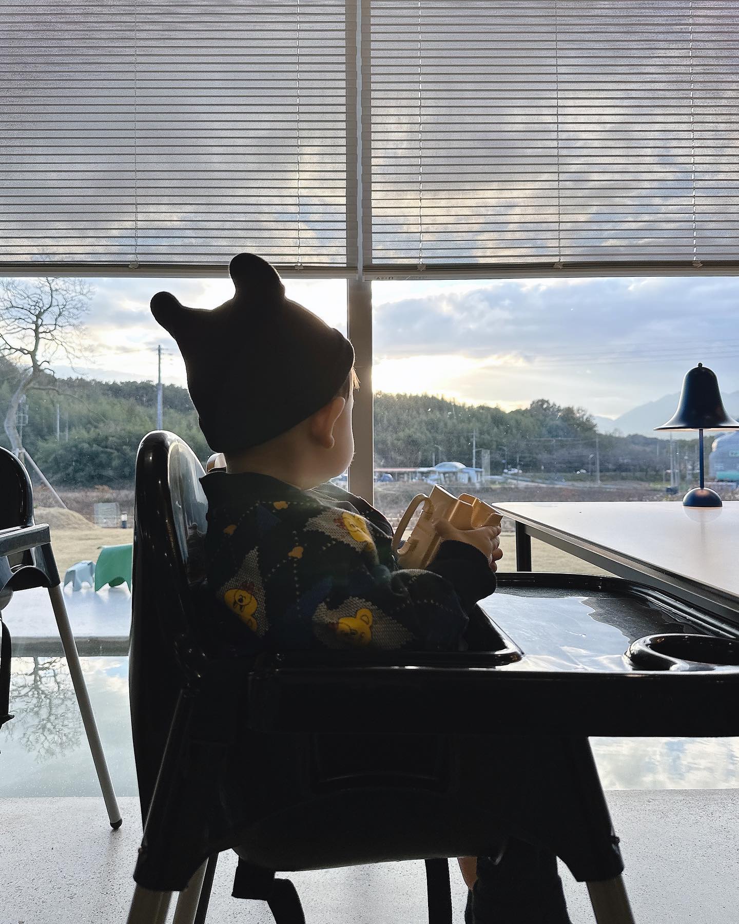 👉🏻 로운이 행동일지 

1. 창밖 바라보기 🪟
2. 우와 우유 냠냠 🥛
3. 우유 다 먹었으니 빗 먹어야지~ 🪮
4. 빗 엄마가 뺐어서 슬픔 😭
5. 카페예쁨 ✨

#알에디션