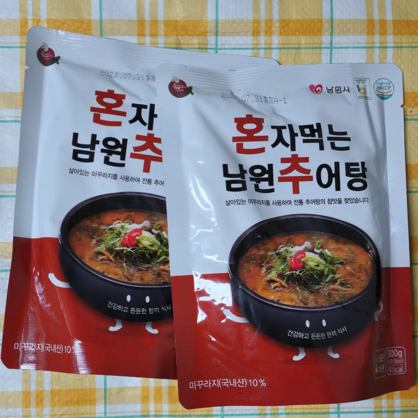 #협찬 

추어탕이 은근 저열량 보양식인거 아시나요~?
세번째 사진 보시면 아시겠지만 한팩 다 먹어도 100칼로리도 안되는 존맛탱 맛도리 간편 다이어트식 발견했어요!!!

국내산 미꾸라지로 만든 추어탕ㅎㅎ
혼자 먹을 수 있는 남원 추어탕 제품을 먹어보았어요.
원조 남원 미꾸리로 만든 추어탕인데요, 양식전문가가 직접 양식한 미꾸라지를 사용해서 만들었다고 해요.
레토르트 식품이라 보관기간도 길고 실온보관도 돼서 #자취다이어터 로서 대만족했던 제품입니다.

한식러버는 국 포기 못하잖아요... 요 남원추어탕은 수제비나 국수, 어죽으로 응용해서 식단삼아도 더 맛있어요!!
저는 언두부 넣어서 단백질 더 추가해서 먹었어요. 언두부 특성상 국물이 두부에 베는데, 요 제품은 비린내가 1도 안나서 좋았습니다.

들어가는 모든 재료도 국내산인데다 저칼로리 고단백에 맛까지...🫶🏻
보관성도 좋아서 여행이나 캠핑갈때도 강력추천합니닷 ㅎㅎ
혼술, 홈술, 자취생 간단 식사로 쟁여두기 좋아요.

#추어탕 #남원추어탕 #건강별미 #남원미꾸리추어탕협동조합 #건강식 #겨울보양식 #즉석요리 #즉석식품 #미꾸라지 #전골

구매처: https://m.smartstore.naver.com/miguri/products/5584861127