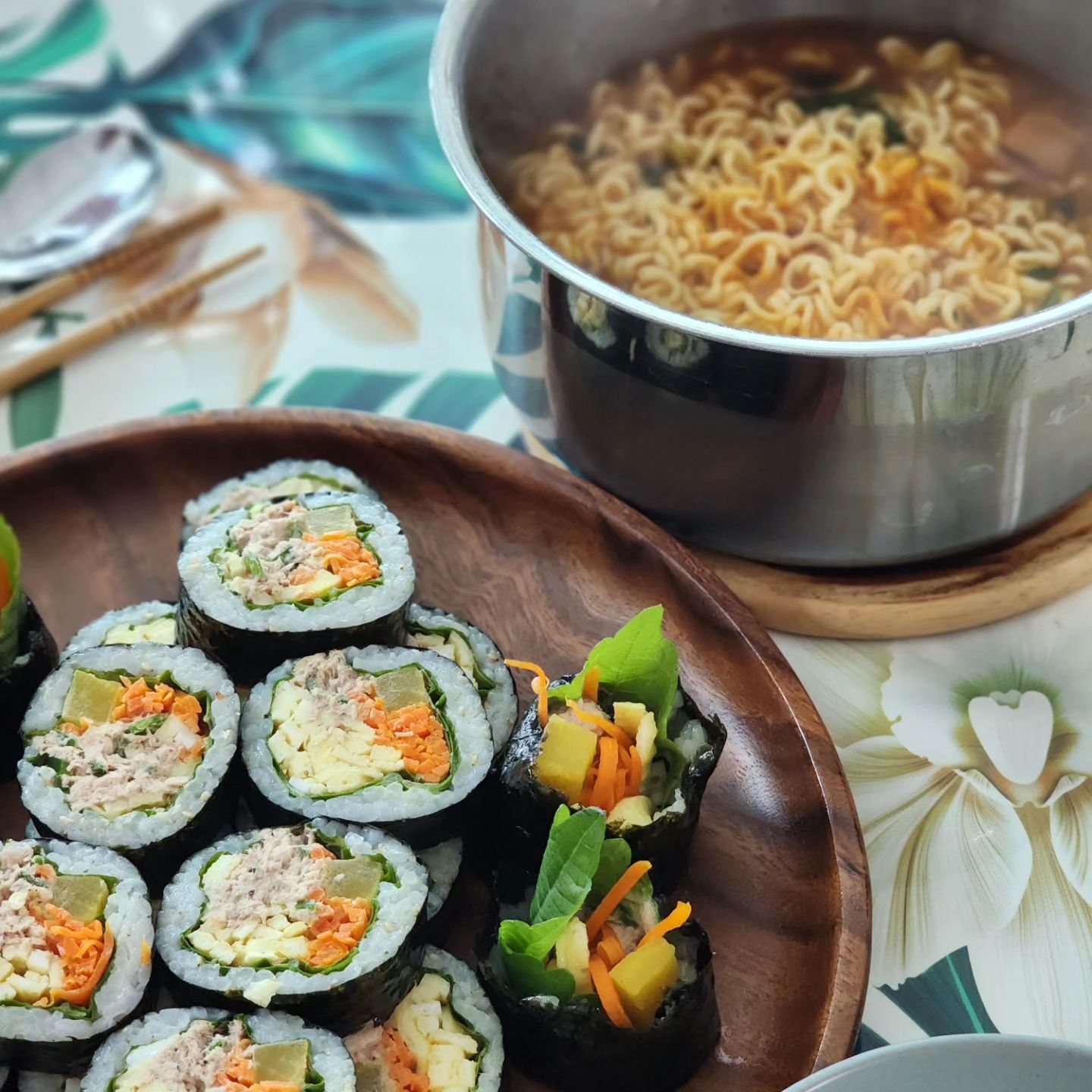#새해복많이받으세요 #2024

떡국 안좋아하는 나는,
새해 첫 끼니는 #참치김밥 이랑 라면 🍜 
경성크리쳐 좀 보다가
뚜히가 일하는 카페로 놀러가보기 !
늦게와서 빵이 없어서 아쉽....
담에 또 와야할 이유 ㅋㅋ
