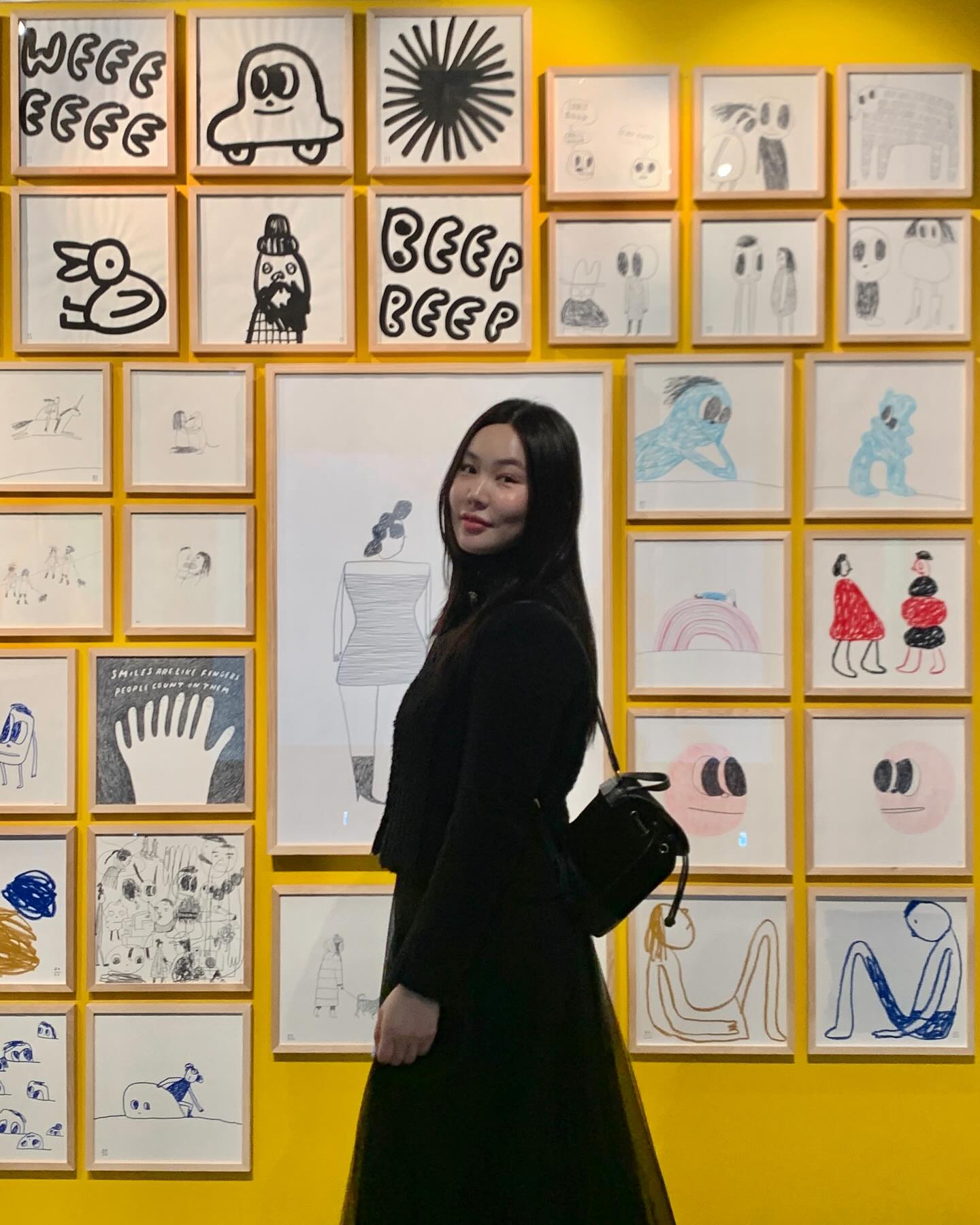 뉴욕을 울고 웃게 만든 작가, 브라이언 레의 전시에 다녀왔답니다 복잡하지만 보편적인 사랑의 다양항 형태를 납작한 이미지로 꾸욱~ 눌러담아 650점 이상의 작품들을 그려왔다고 해요 그래서인지 글과 스케치, 드로잉, 회화, 벽화, 조형물과 애니메이션까지 즐길거리가 많더라고요 익숙하고 아련하고 행복한 사랑이야기를 이제는 그림으로 만나보세요🫶🏻

📎 브라이언 레의 <LOVE STORIES>
📎 서울 송파구잠실로 209 소피텔 3F
📎 AM 10:00 ~ PM 19:00
  입장마감 18:00 / 월요일 휴관 / 공휴일 정상운영

#르뷰잉_브라이언레 #뮤지엄209 #브라이언레 #브라이언레러브스토리 #서울전시회 #잠실데이트 #르뷰 #잠실전시회 #전시회추천