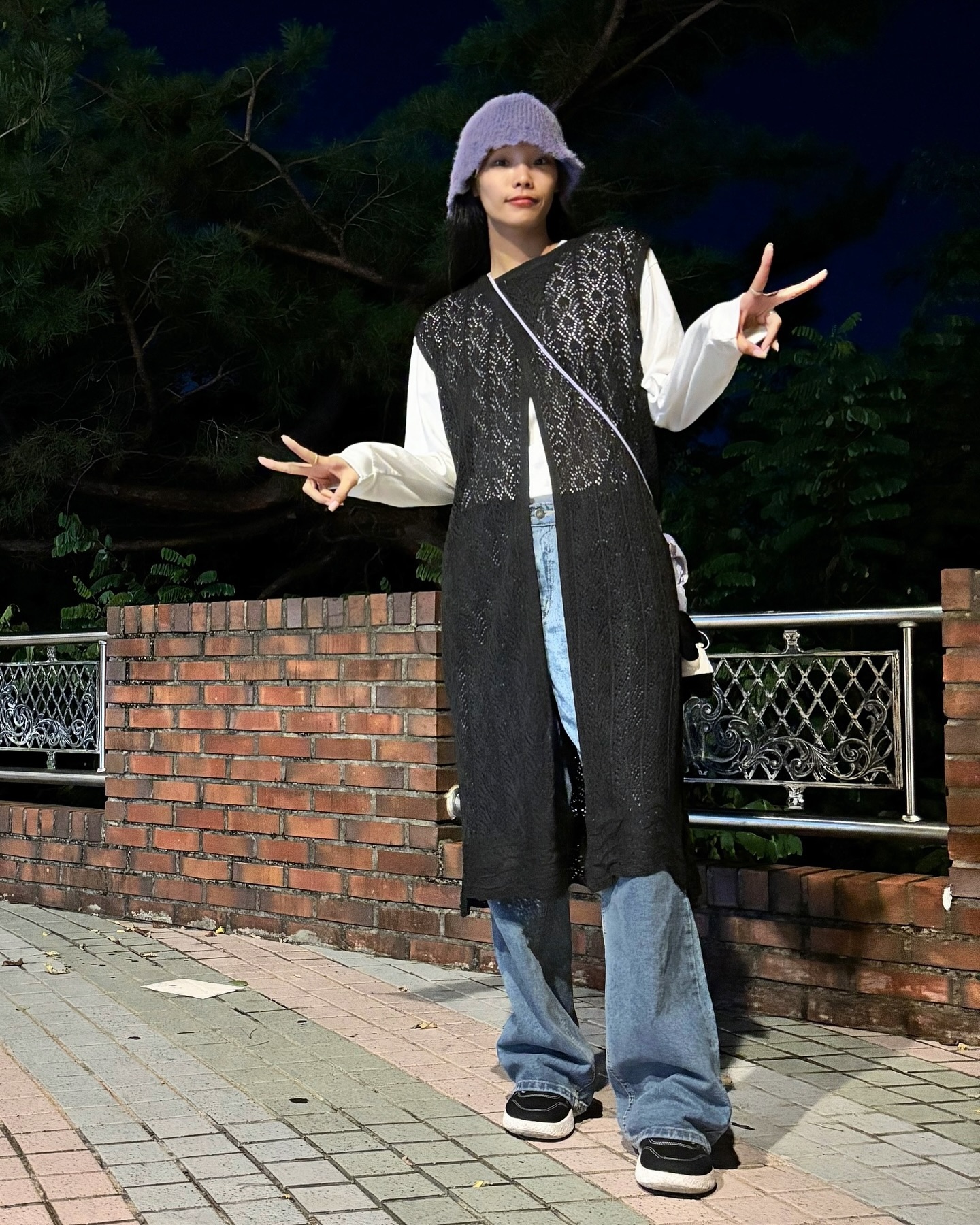 이 날 야경 너무 예뻤고 날씨 너무 좋았고✨ 
상의로 입은 니트 베스트 여성스러운 가을코디에 딱이쥬〰️🖤?
.
.
🖤[UMM]펀칭 롱니트 베스트 원피스 / 블랙 ummumm_official 

#UMM #무신사 #가을코디 #원피스코디 #여친룩 #니트베스트 #레이어드룩 #레이어드룩코디 #데이트룩 #데이트룩코디 #ㅇㅇㅌㄷ #오오티디 #ootd #모델 #야경 #북악스카이웨이 #밤데이트