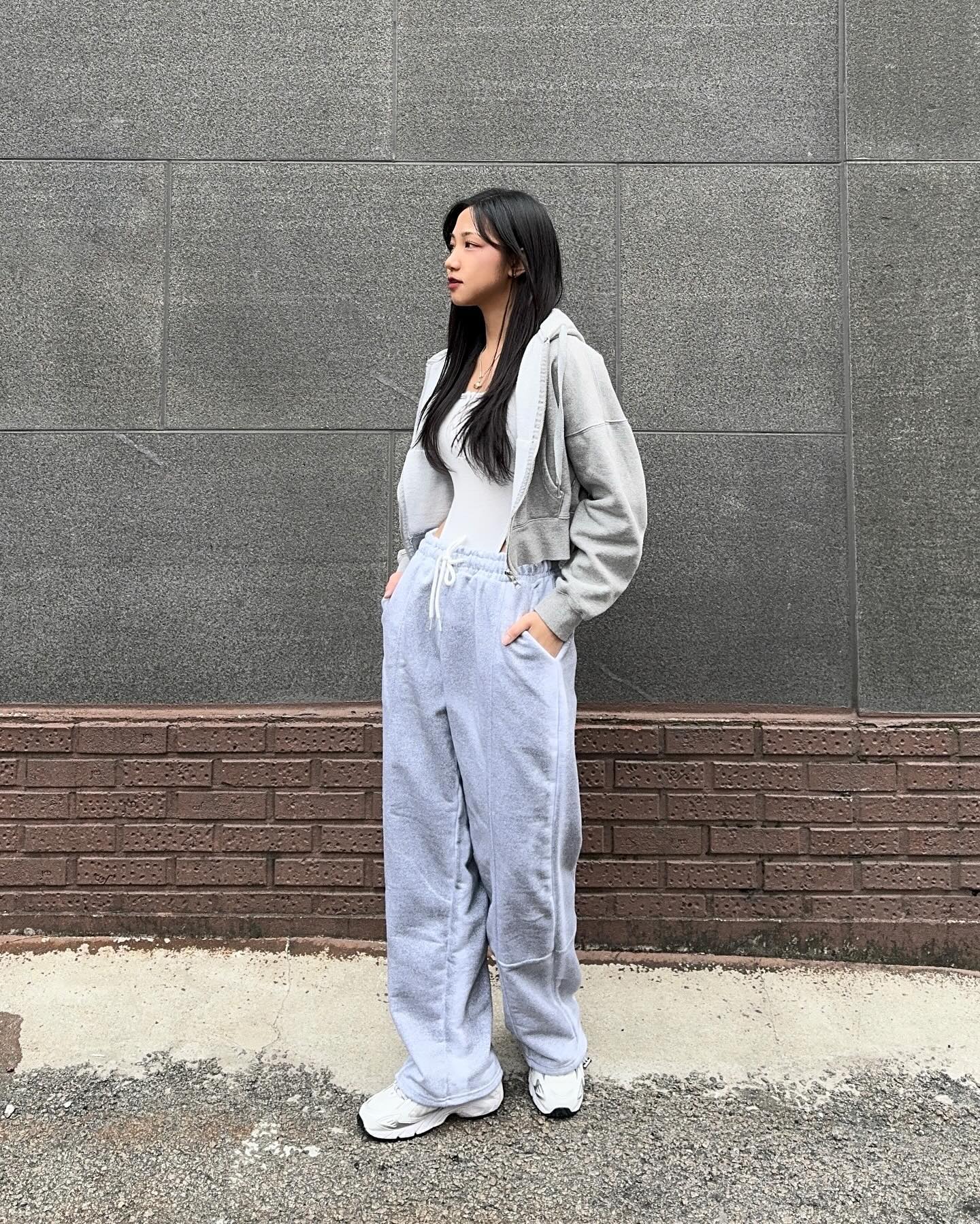 search410_official
🤍더티워싱 와이드팬츠 화이트그레이

워싱 진짜 예쁜데 왜 넘어졌냐구 물어보냐...◔̯◔

#워싱와이드팬츠 #워싱팬츠 #써치410
#SEARCH410 #스트릿