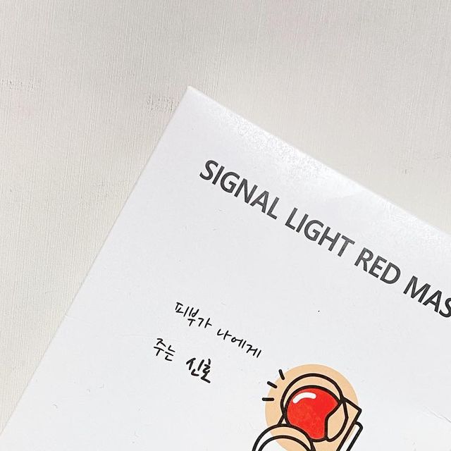  @dksh729 on Instagram: "#광고

loobee 마스크팩 point💕

팩이 커서 남을정도로 넉넉하고 향고 좋고
무엇보다 10분이상 있어도 마르지가 않고
촉촉해용~~💧💧

✔ 소나무 추출물 1000ppm 함유 
(소나무에는 피톤치드의 주성분인 테르펜이 항산화, 여드름, 곰팡이성 피부염에 효과)

✔ 천연 텐셀 시트
시트마스크에서 가장 중요한건 내 피부에 10분이상 올려놓는 시트
(얆은 두께의 천연원단을 사용하여 우수한 밀착력으로 피부에 달라 붙어 수분 흡수력이 뛰어나며 자연 분해되는 친환경 시트)
✔ 효능 효과 - 피부진정, 수분폭탄, 뛰어난 보습
✔ 27g 앰플(대용량)

#신호등마스크팩 
#loobee
#루비이신호등마스크팩
#천연텐셀시트
#마스크팩추천
#시그널라이트마스크팩
#루비이마스크팩
#1일1팩
#수분마스크팩
#피부가나에게주는신호"